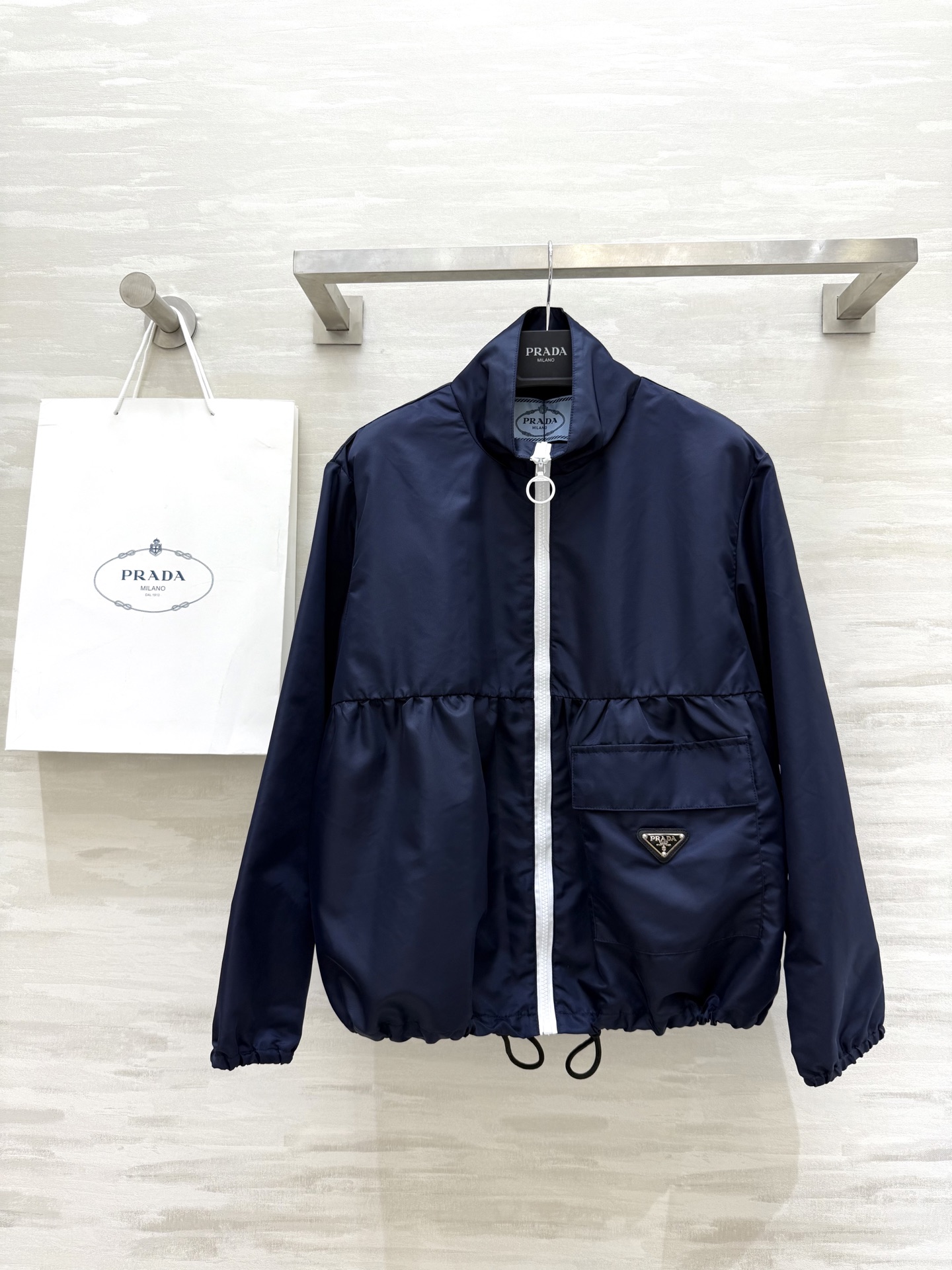 NO:453177,#Prad new style fashionable and exquisite outfit, recycled nylon zipper jacket, sunscreen jacket, classic short loose fitting hem drawstring adjustable design, original custom hardware accessories, imported recycled nylon fabric, silky, delicate, and comfortable, classic non-picking, top body, huge slim, high quality customization, spot first-time sizeS/M/L (size s shoulder width 44, bust 102, length 60),,prada, jackets & coats, jackets & coats,alexander wang19860909#Prad新款 时髦精穿搭 再生尼龙拉链夹克防晒外套 经典短款宽松版型下摆抽绳可调节设计 原版定制五金配件 进口再生尼龙面料质感丝滑细腻挺阔舒适 经典不挑人版型上身巨显瘦 高品质定制 现货首发sizeS/M/L（s码肩宽44,胸围102,衣长60）,,prada,jackets & coats,jackets & coats,alexander wang,Women's clothing