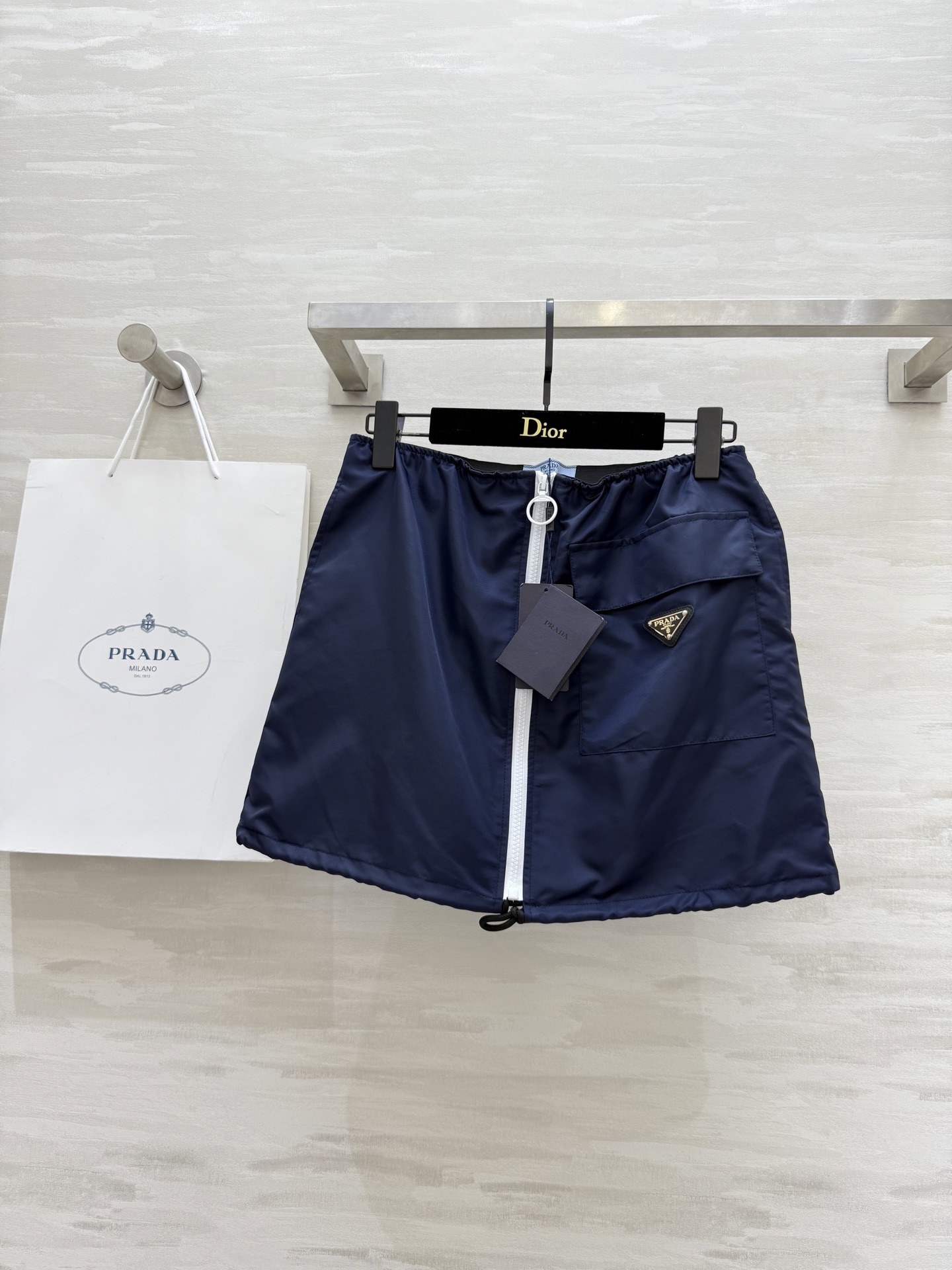 NO:453187,#Prad new style, classic triangle decoration, nylon skirt, classic versatile style, high waist design, easy to lengthen the body, handsome pocket logo sign is eye-catching, high-quality customization, spot first-time sizeS/M/L (size size 70, hip circumference 94, skirt length 35),,prada, skirts,alexander wang19860909#Prad新款 经典三角标装饰 尼龙半裙 经典百搭款 高腰设计 上身轻松拉长身材比例 帅气口袋logo标牌很吸睛感 高品质定制 现货首发sizeS/M/L（s码腰围70,臀围94,裙长35）,,prada,skirts,alexander wang,Women's clothing