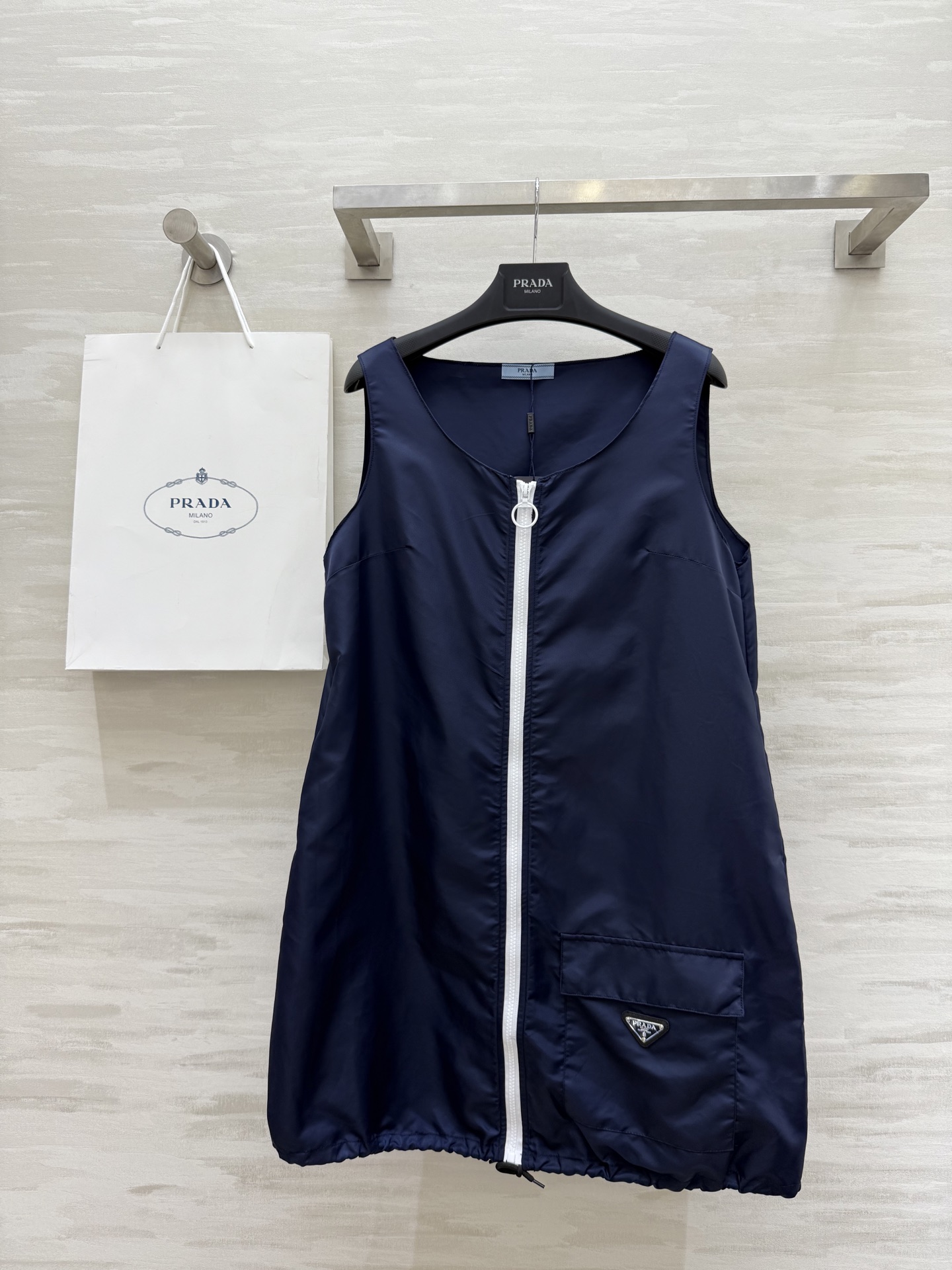 NO:453192,#Prad new style contrasting zipper design nylon dress Original custom hardware accessories Fabric texture stands upright and stylish Zipper sleeveless H-style design tailoring creates a cool and handsome girlish style casual and versatile body to look slim and tall, elegant and handsome without losing the aura High-quality customization Spot sizeS/M/L (size s bust 96, 81 length), prada, skirts, alexander wang19860909#Prad新款 撞色拉链设计尼龙连衣裙 原版定制五金配件 面料质感立挺有型 拉链无袖H版型设计剪裁 打造减龄酷帅少女风 休闲百搭上身显瘦又高挑 不失气场的优雅帅气 高品质定制 现货首发sizeS/M/L（s码胸围96,衣长81）,,prada,skirts,alexander wang,Women's clothing