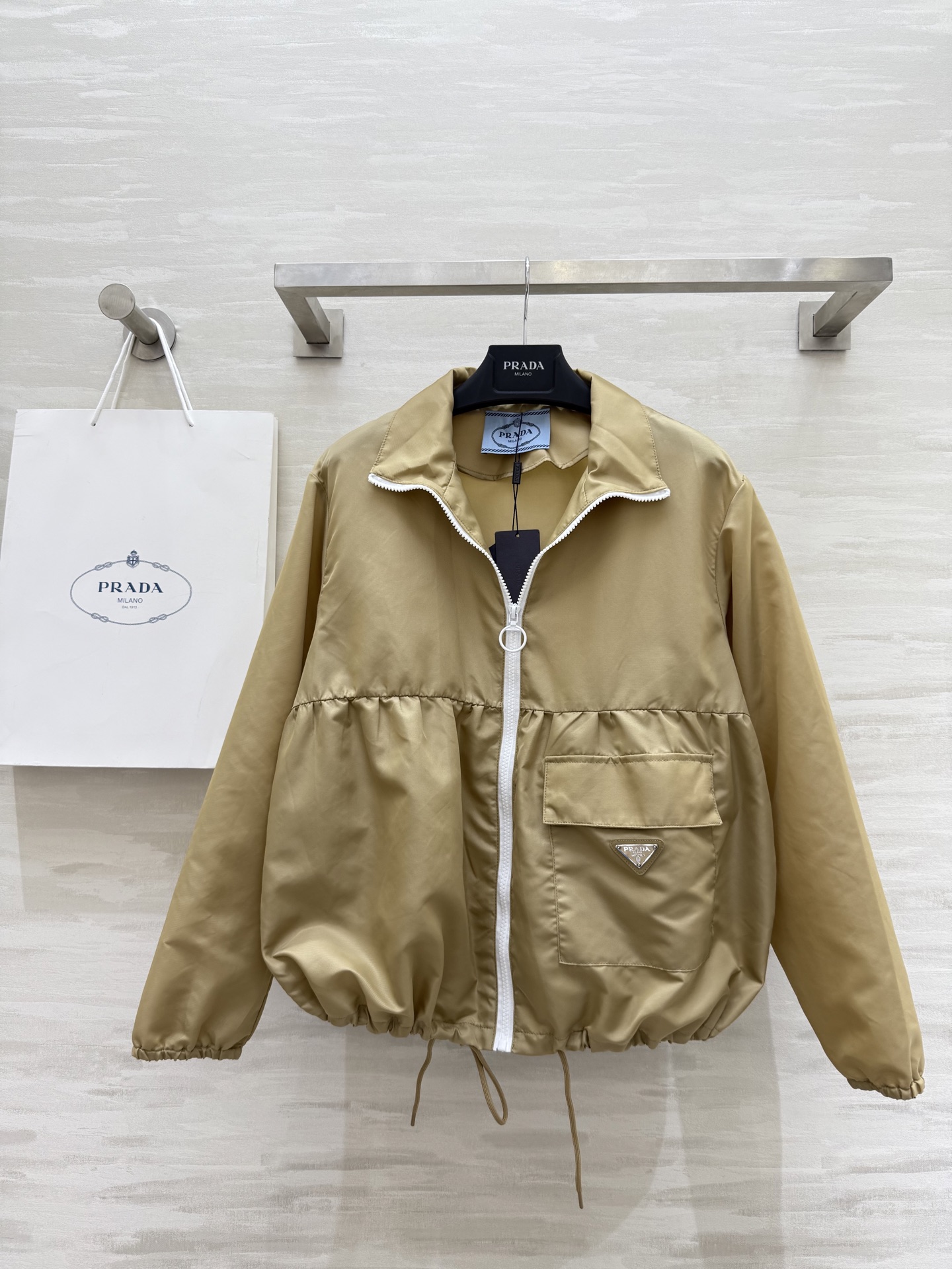 NO:453201,#Prad new style fashionable and exquisite outfit, recycled nylon zipper jacket, sunscreen jacket, classic short loose fitting hem drawstring adjustable design, original custom hardware accessories, imported recycled nylon fabric, silky, delicate, and comfortable, classic non-picking, top body, huge slim, high quality customization, spot first-time sizeS/M/L (size s shoulder width 44, bust 102, length 60),,prada, jackets & coats, jackets & coats,alexander wang19860909#Prad新款 时髦精穿搭 再生尼龙拉链夹克防晒外套 经典短款宽松版型下摆抽绳可调节设计 原版定制五金配件 进口再生尼龙面料质感丝滑细腻挺阔舒适 经典不挑人版型上身巨显瘦 高品质定制 现货首发sizeS/M/L（s码肩宽44,胸围102,衣长60）,,prada,jackets & coats,jackets & coats,alexander wang,Women's clothing