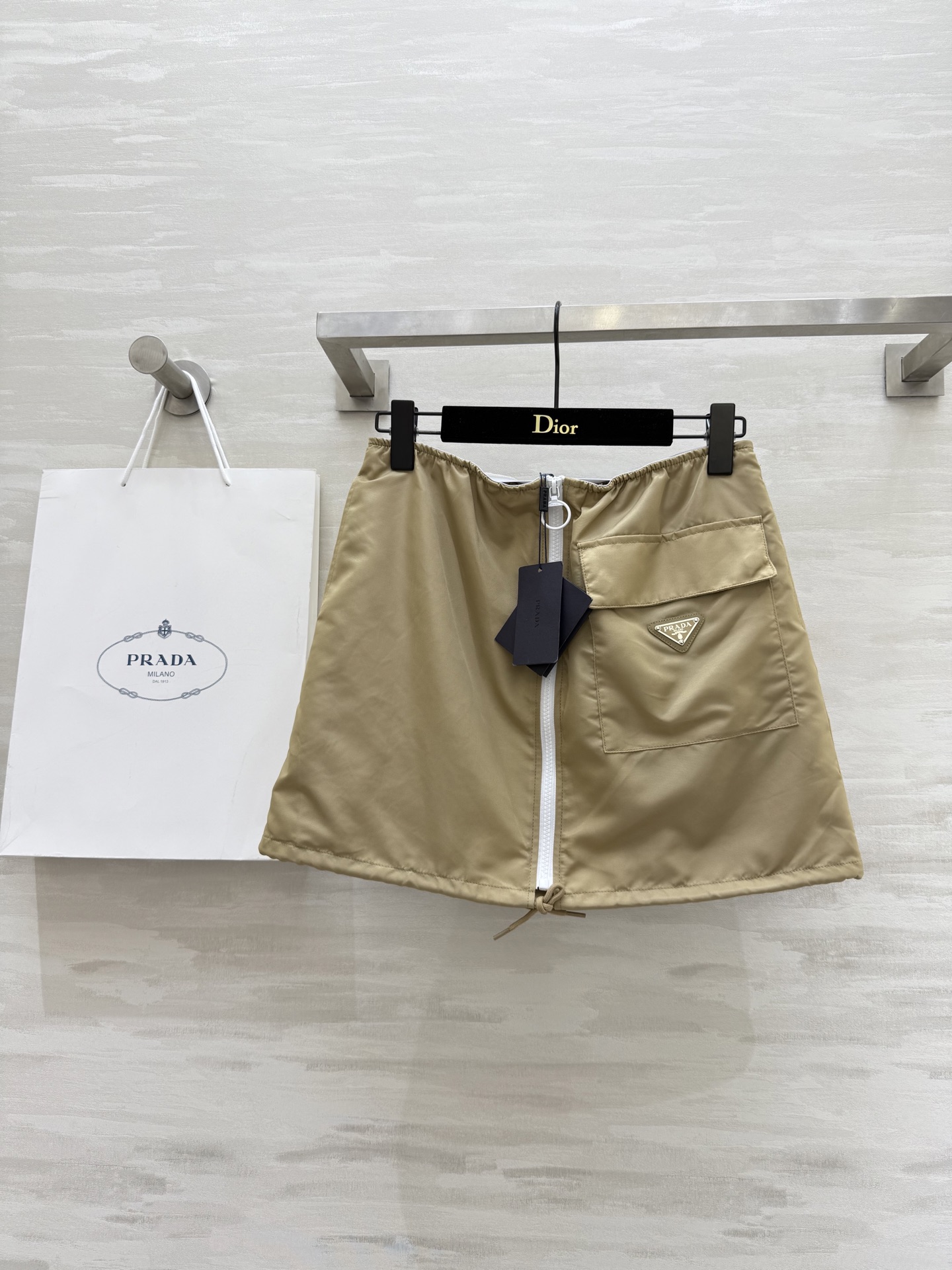 NO:453211,#Prad new style, classic triangle decoration, nylon skirt, classic versatile style, high waist design, easy to lengthen the body, handsome pocket logo sign is eye-catching, high-quality customization, spot first-time sizeS/M/L (size size 70, hip circumference 94, skirt length 35),,prada, skirts,alexander wang19860909#Prad新款 经典三角标装饰 尼龙半裙 经典百搭款 高腰设计 上身轻松拉长身材比例 帅气口袋logo标牌很吸睛感 高品质定制 现货首发sizeS/M/L（s码腰围70,臀围94,裙长35）,,prada,skirts,alexander wang,Women's clothing