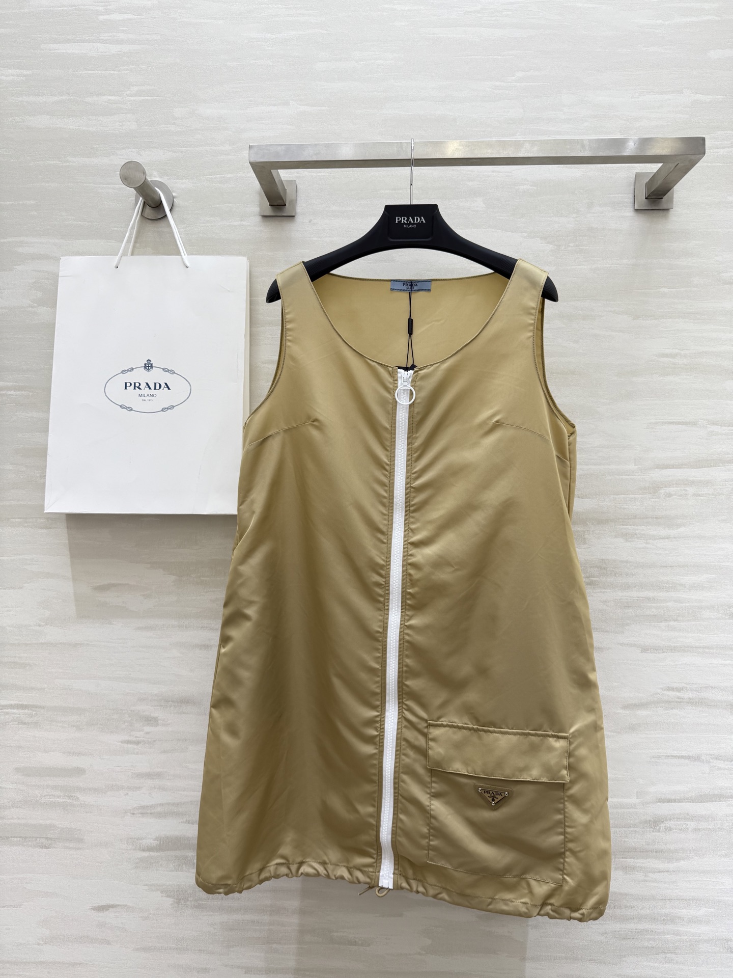 NO:453221,#Prad new style contrasting zipper design nylon dress Original custom hardware accessories Fabric texture stands upright and stylish Zipper sleeveless H-style design tailoring creates a cool and handsome girlish style casual and versatile body to look slim and tall, elegant and handsome without losing the aura High-quality customization Spot sizeS/M/L (size s bust 96, 81 length), prada, skirts, alexander wang19860909#Prad新款 撞色拉链设计尼龙连衣裙 原版定制五金配件 面料质感立挺有型 拉链无袖H版型设计剪裁 打造减龄酷帅少女风 休闲百搭上身显瘦又高挑 不失气场的优雅帅气 高品质定制 现货首发sizeS/M/L（s码胸围96,衣长81）,,prada,skirts,alexander wang,Women's clothing