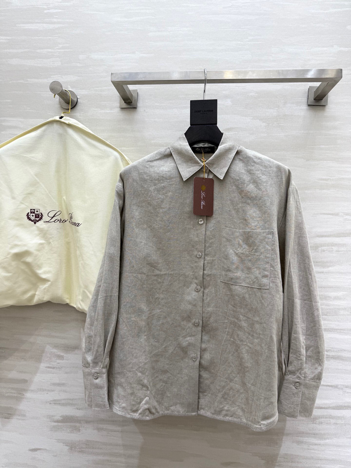 NO:453193,#LP Lao Qianfeng cotton linen shirt three-dimensional tailoring style Heavy industry logo embroidery High quality customization Spot first-time sizeS/M/L (size s size shoulder width 49, bust 106, length 66), loro piano, alexander wang19860909#LP老钱风棉麻衬衣 立体剪裁版型 重工logo刺绣 高品质定制 现货首发sizeS/M/L（s码肩宽49,胸围106,衣长66）,,loro piana,alexander wang,Women's clothing