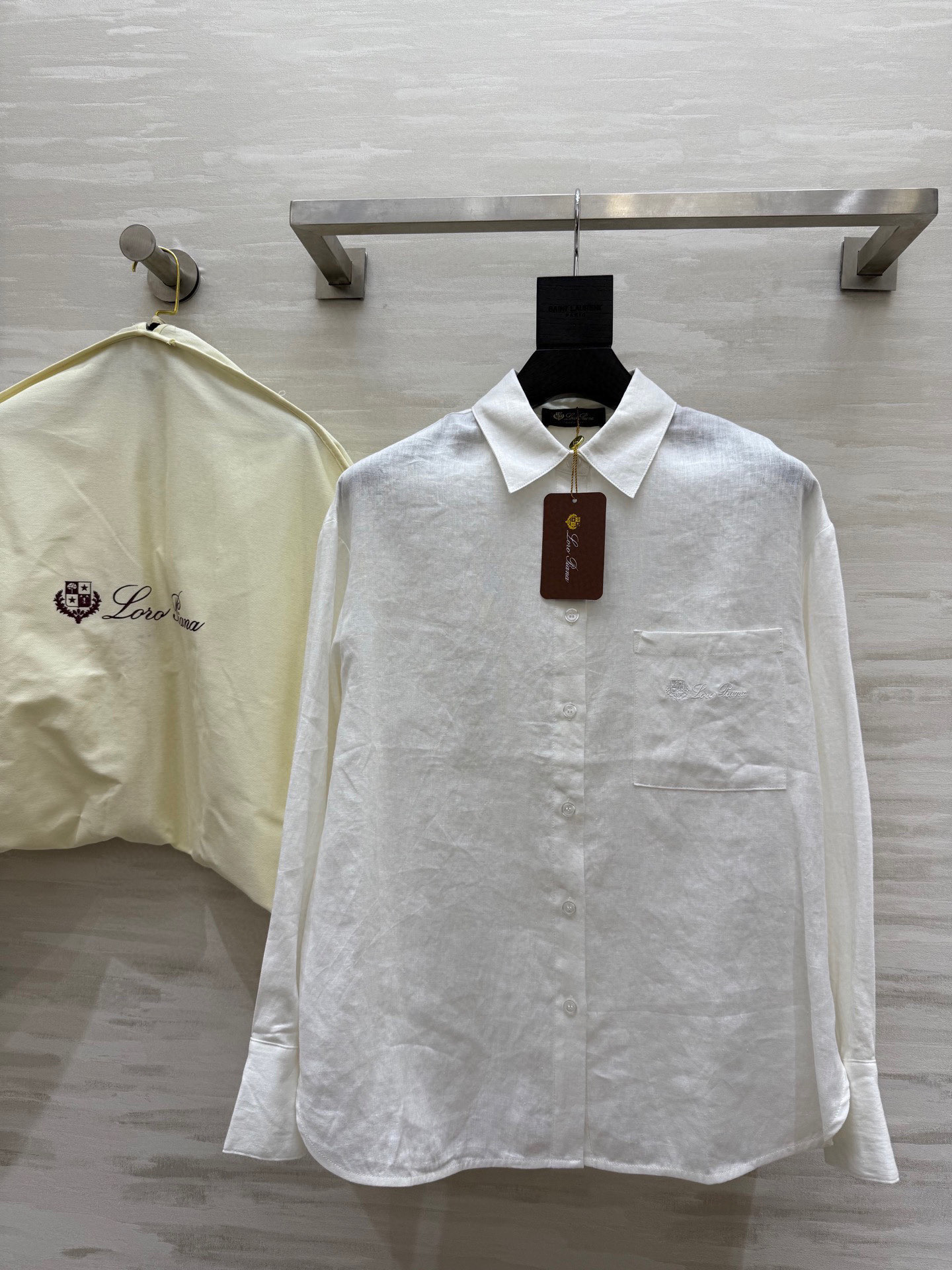 NO:453207,#LP Lao Qianfeng cotton linen shirt three-dimensional tailoring style Heavy industry logo embroidery High quality customization Spot first-time sizeS/M/L (size s size shoulder width 49, bust 106, length 66), loro piano, alexander wang19860909#LP老钱风棉麻衬衣 立体剪裁版型 重工logo刺绣 高品质定制 现货首发sizeS/M/L（s码肩宽49,胸围106,衣长66）,,loro piana,alexander wang,Women's clothing