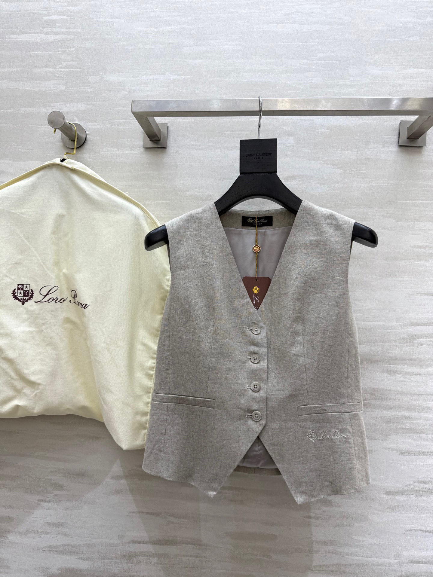 NO:453227,#LP Lao Qianfeng cotton linen vest, three-dimensional tailoring, heavy industry logo embroidery, high-quality customization, spot first-time sizeS/M/L (size s-s bust 88, 50 length),,loro piano,alexander wang19860909#LP老钱风棉麻马甲 立体剪裁版型 重工logo刺绣 高品质定制 现货首发sizeS/M/L（s码胸围88,衣长50）,,loro piana,alexander wang,Women's clothing