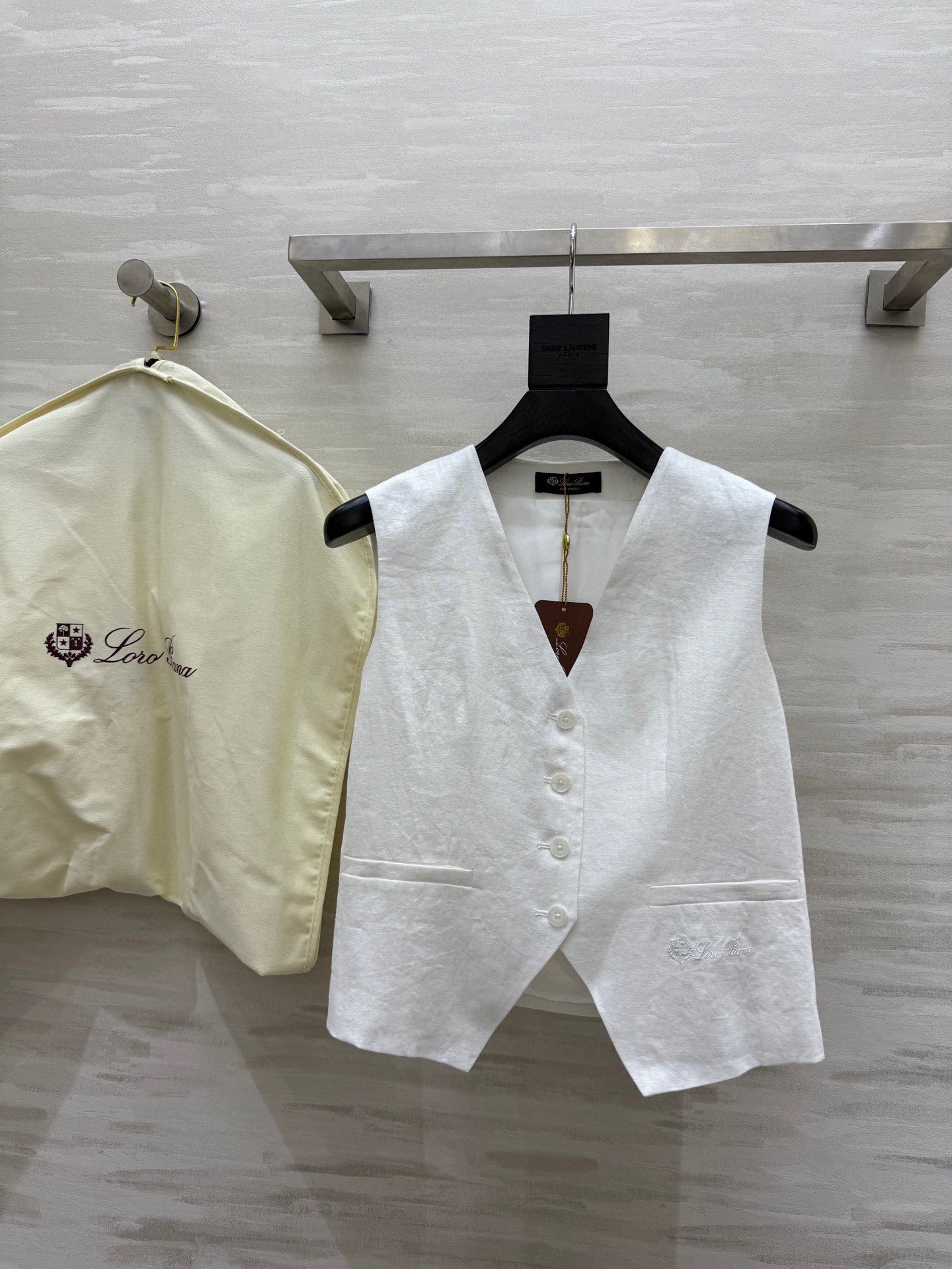 NO:453237,#LP Lao Qianfeng cotton linen vest, three-dimensional tailoring, heavy industry logo embroidery, high-quality customization, spot first-time sizeS/M/L (size s-s bust 88, 50 length),,loro piano,alexander wang19860909#LP老钱风棉麻马甲 立体剪裁版型 重工logo刺绣 高品质定制 现货首发sizeS/M/L（s码胸围88,衣长50）,,loro piana,alexander wang,Women's clothing