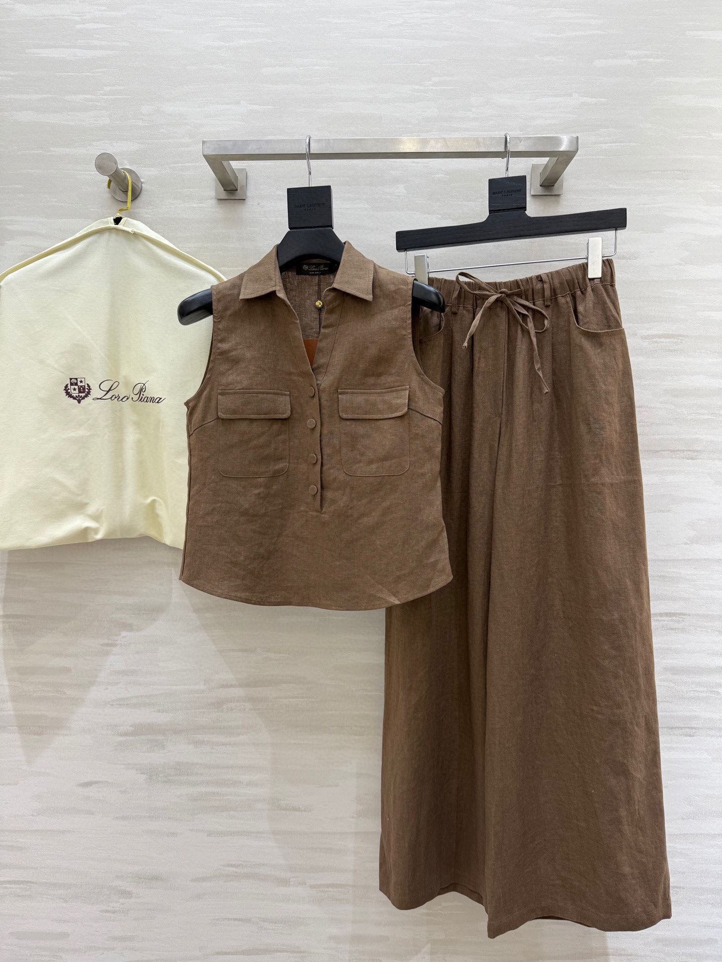 NO:454220,#LP new style, high-end old-fashion style outfit, linen minimalist suit, handsome and fashionable upper body, versatile and not picky, linen fabric texture is comfortable and breathable, high-quality customization, spot first-time sizeS/M/L (size size 88, s length 53, waist 64, hip circumference, trouser length 102),,loro piana,alexander wang19860909#LP新款 高级老钱风穿搭 亚麻极简套装 上身帅气又时髦 百搭不挑人 亚麻面料质感舒适透气 高品质定制 现货首发sizeS/M/L（s码胸围88,衣长53,腰围64,臀围,裤长102）,,loro piana,alexander wang,Women's clothing