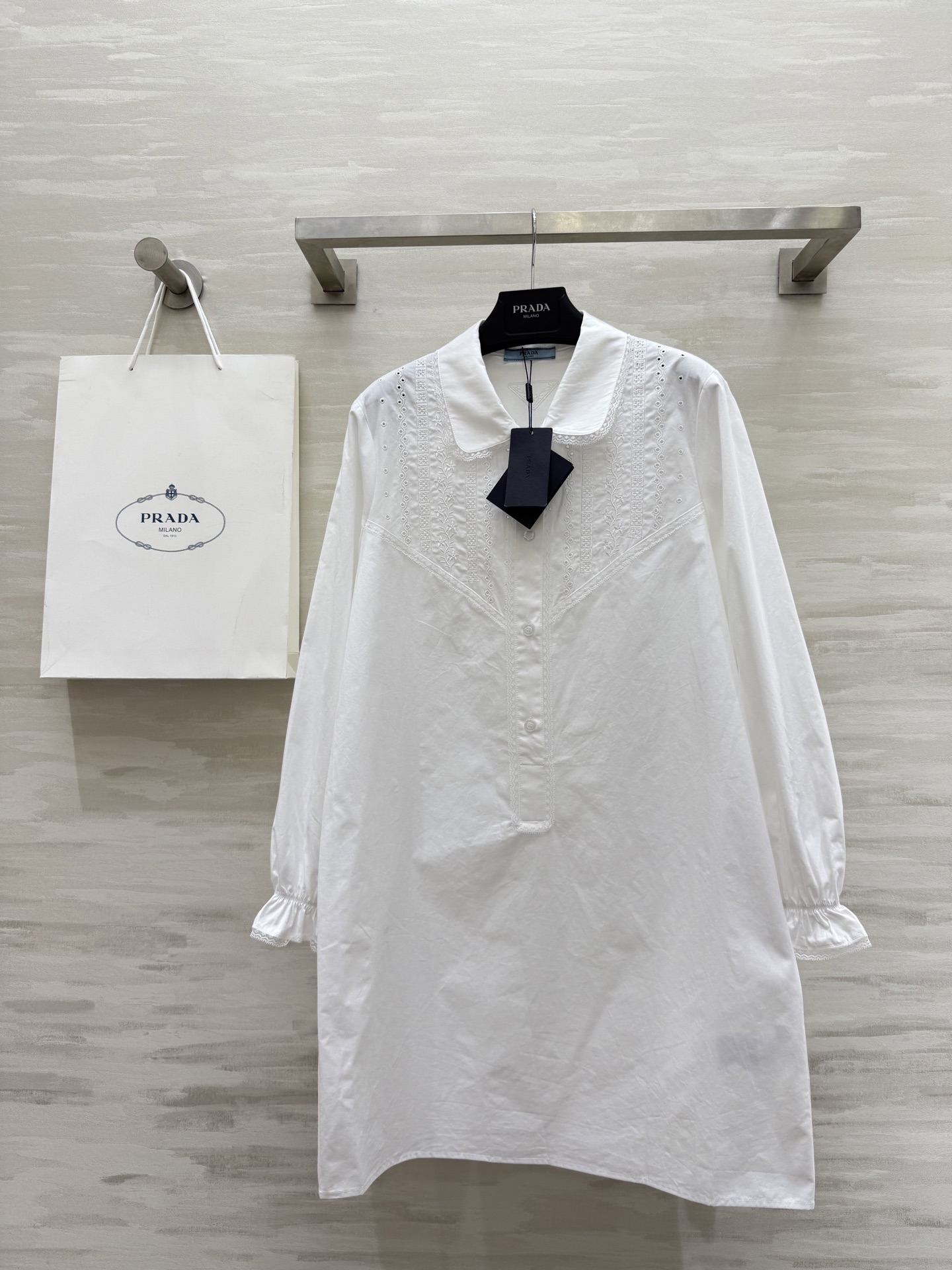 NO:454889,#Prad new style, South French style, lace, long-sleeved shirt dress, positioning, floral hollow embroidery, lace splicing, full of detail, age-reducing elegant temperament, imported silk cotton fabric, light and comfortable texture, classic straight-tube style, versatile and not picky, high-quality customization, spot first-time sizeS/M/L (size s-shoulder width 39, bust 94, 86 length) 5,,prada, skirts,alexander wang19860909#Prad新款 南法风情 蕾丝花边 长袖衬衣裙 定位花卉镂空绣花 蕾丝花边拼接细节感满满 减龄优雅气质随性 进口丝棉面料质感轻薄舒适 经典直筒版型百搭不挑人 高品质定制 现货首发sizeS/M/L（s码肩宽39,胸围94,衣长86）5,,prada,skirts,alexander wang,Women's clothing