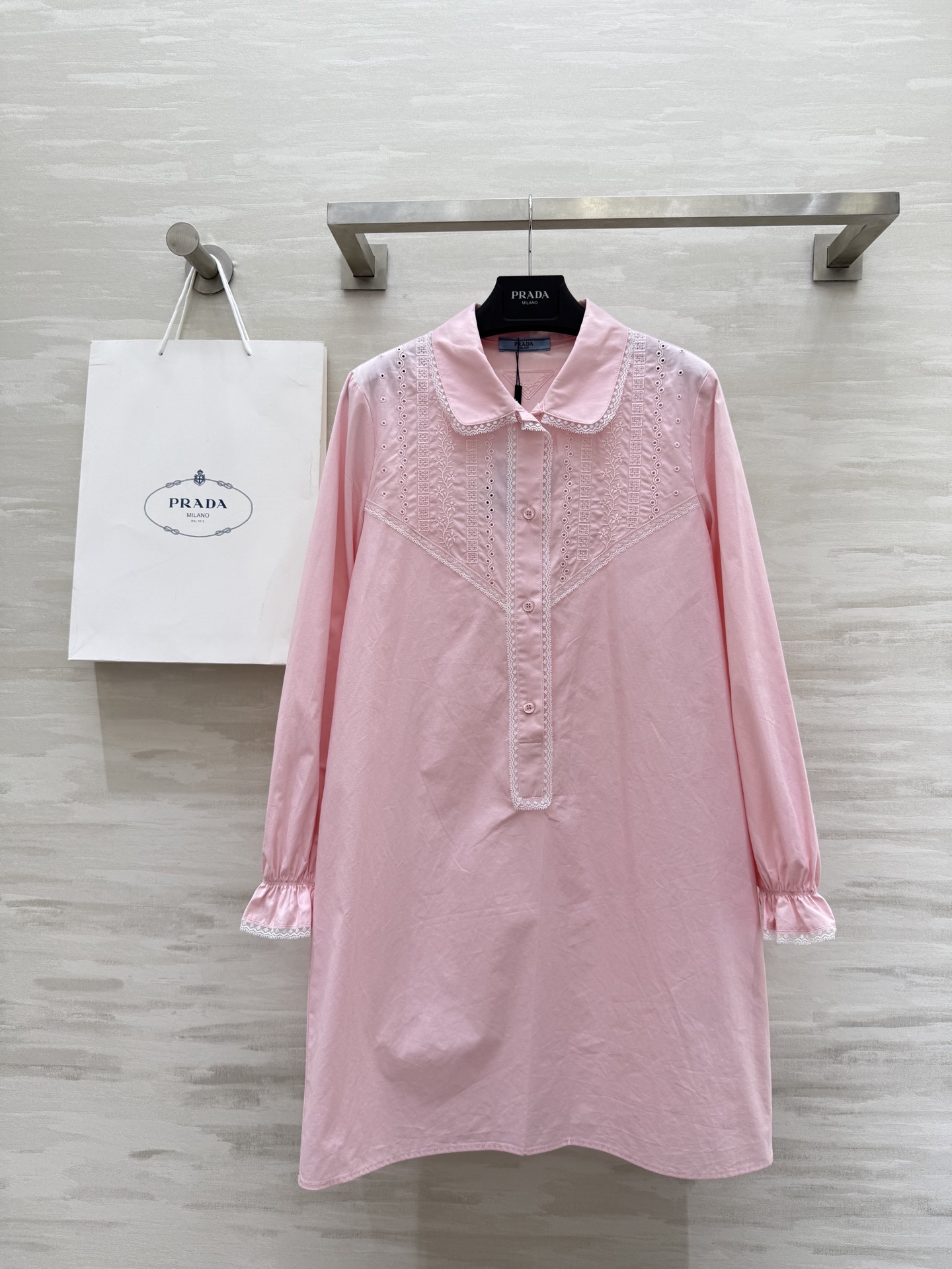 NO:454893,#Prad new style, South French style, lace, long-sleeved shirt dress, positioning, floral hollow embroidery, lace splicing, full of detail, age-reducing elegant temperament, imported silk cotton fabric, light and comfortable texture, classic straight-tube style, versatile and not picky, high-quality customization, spot first-time sizeS/M/L (size s-shoulder width 39, bust 94, garment length 86),,prada, skirts,alexander wang19860909#Prad新款 南法风情 蕾丝花边 长袖衬衣裙 定位花卉镂空绣花 蕾丝花边拼接细节感满满 减龄优雅气质随性 进口丝棉面料质感轻薄舒适 经典直筒版型百搭不挑人 高品质定制 现货首发sizeS/M/L（s码肩宽39,胸围94,衣长86）,,prada,skirts,alexander wang,Women's clothing