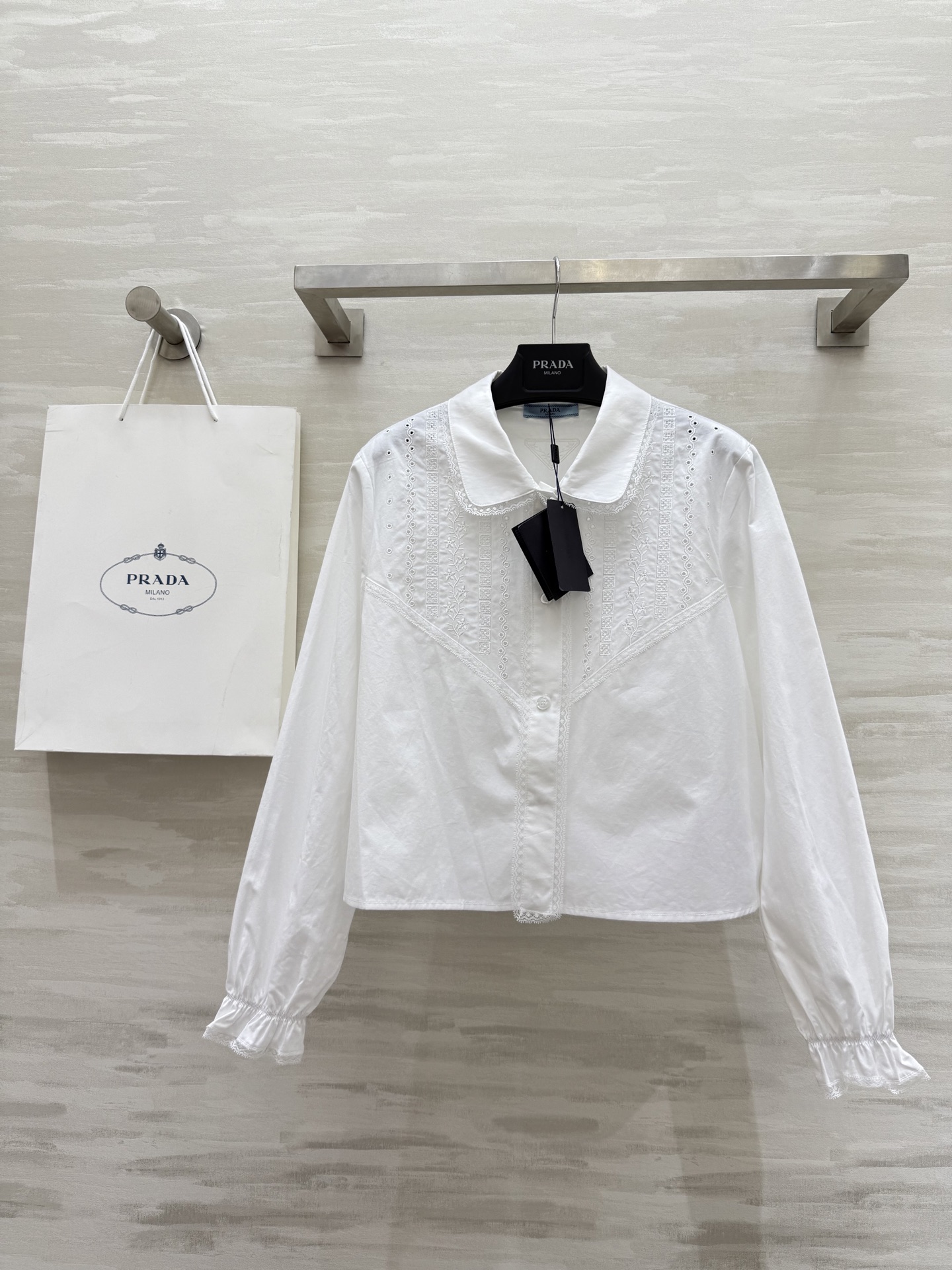 NO:454900,#Prad new style, Southern French style, lace lace shirt, positioning, floral hollow embroidery, lace splicing, full of details, age-reducing elegant temperament, imported silk cotton fabric, light and comfortable texture, classic straight-tube style, not picky, high-quality customization, spot first-time sizeS/M/L (size s-shoulder width 38, bust 94, garment length 48),,prada,alexander wang19860909#Prad新款 南法风情 蕾丝花边衬衣 定位花卉镂空绣花 蕾丝花边拼接细节感满满 减龄优雅气质随性 进口丝棉面料质感轻薄舒适 经典直筒版型百搭不挑人 高品质定制 现货首发sizeS/M/L（s码肩宽38,胸围94,衣长48）,,prada,alexander wang,Women's clothing