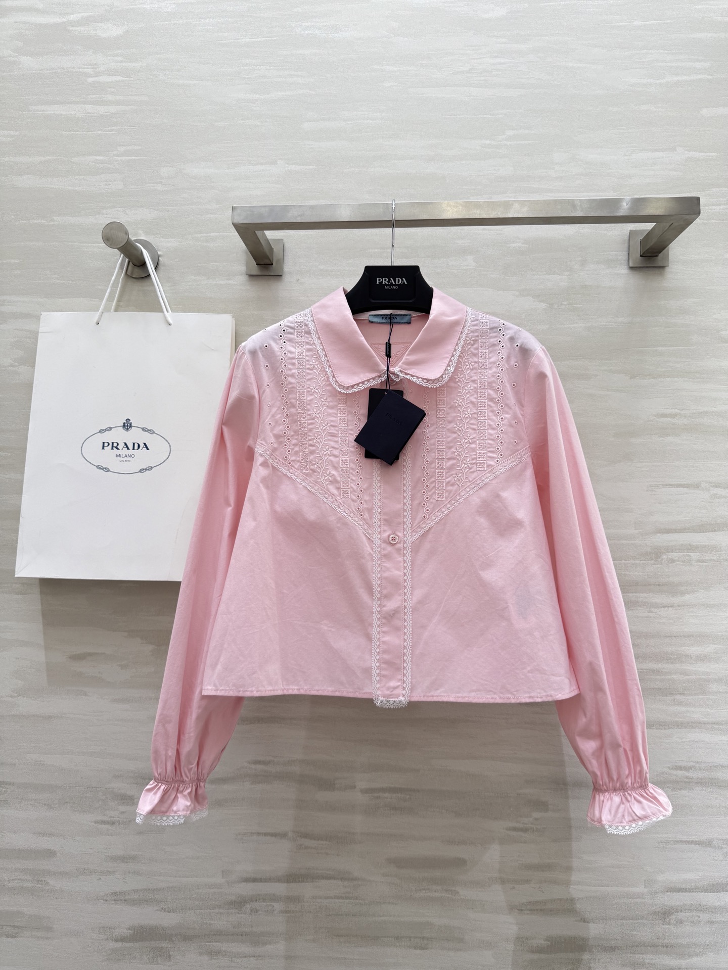 NO:454912,#Prad new style, Southern French style, lace lace shirt, positioning, floral hollow embroidery, lace splicing, full of details, age-reducing elegant temperament, imported silk cotton fabric, light and comfortable texture, classic straight-tube style, not picky, high-quality customization, spot first-time sizeS/M/L (size s-shoulder width 38, bust 94, garment length 48),,prada,alexander wang19860909#Prad新款 南法风情 蕾丝花边衬衣 定位花卉镂空绣花 蕾丝花边拼接细节感满满 减龄优雅气质随性 进口丝棉面料质感轻薄舒适 经典直筒版型百搭不挑人 高品质定制 现货首发sizeS/M/L（s码肩宽38,胸围94,衣长48）,,prada,alexander wang,Women's clothing