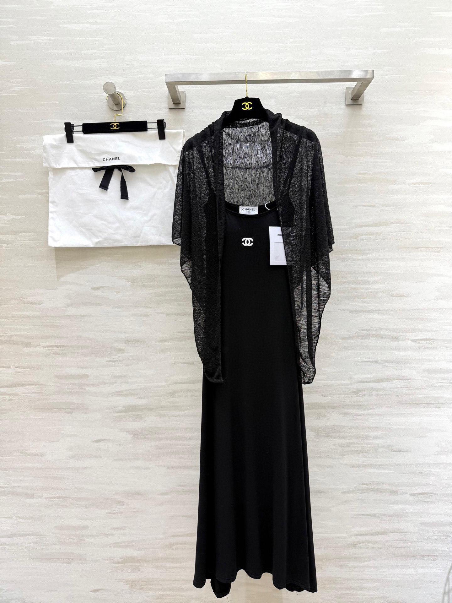 NO:454922,#Chane Xiaoxiang Style Mesh Shawl Set Skirt Sling Two-piece Shawl Set Is So Slim!  The black suspender is very elegant!  Paired with mesh shawls full of high-end feel!  High-quality customization Spot first-time size36/38/40, Chanel, skirts, shawls, alexander wang19860909#Chane小香风 网纱披肩套装裙 吊带裙披肩两件套 真的太显瘦！黑色吊带很有气质！搭配网纱披肩高级感满满！高品质定制 现货首发size36/38/40,,chanel,skirts,shawls,alexander wang,Women's clothing
