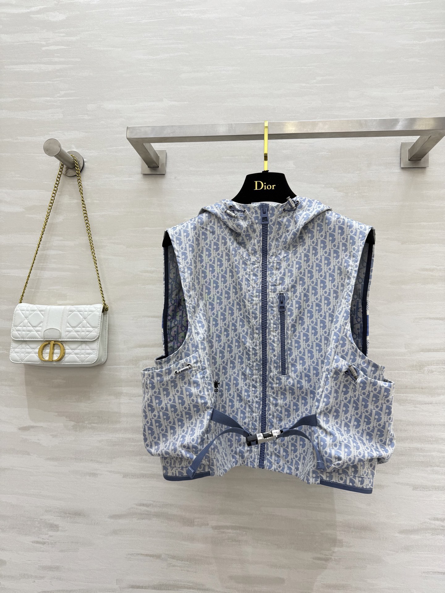 NO:454895,#DIO new MissD blue and white series classic presbyterian hooded vest jacket Imported technology taffeta Oblique jacquard fabric highlights sports style The back is decorated with contrasting logo bar patterns to enhance the style Matched with pockets and drawstrings Customized hardware buckles to create a rich and diverse handsome style Spot first-time sizeS/M/L (size s size 94, 47 length), Dior, Jackets & coats, Hats, alexander wang19860909#DIO新款 MissD蓝白系列经典老花连帽马甲外套 进口科技塔夫绸 Oblique 提花面料 彰显运动风范 背面饰以对比鲜明的标志条形图案提升格调 搭配口袋和抽绳 定制五金插扣打造丰富多元的帅气风格 现货首发sizeS/M/L（s码胸围94,衣长47）,,dior,jackets & coats,hats,alexander wang,Women's clothing