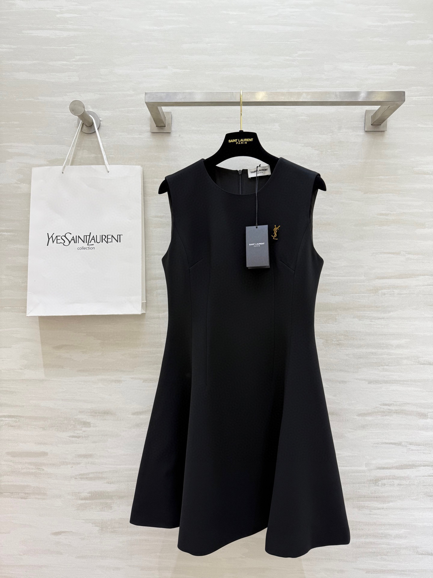 NO:455618,#yslss French Hepburn style waist-closing dress Customized acetate fabric Luxury and high-end Three-dimensional tailoring atmospheric slim High-quality customization Spot sizeS/M/L/XL (M size bust 88, waist 74, skirt length 90, saint laurent, skirts, alexander wang19860909#yslss法式赫本风收腰连衣裙 定制醋酸面料奢华高级 立体剪裁大气显瘦 高品质定制 现货首发sizeS/M/L/XL（M码胸围88,腰围74,裙长90,,saint laurent,skirts,alexander wang,Women's clothing