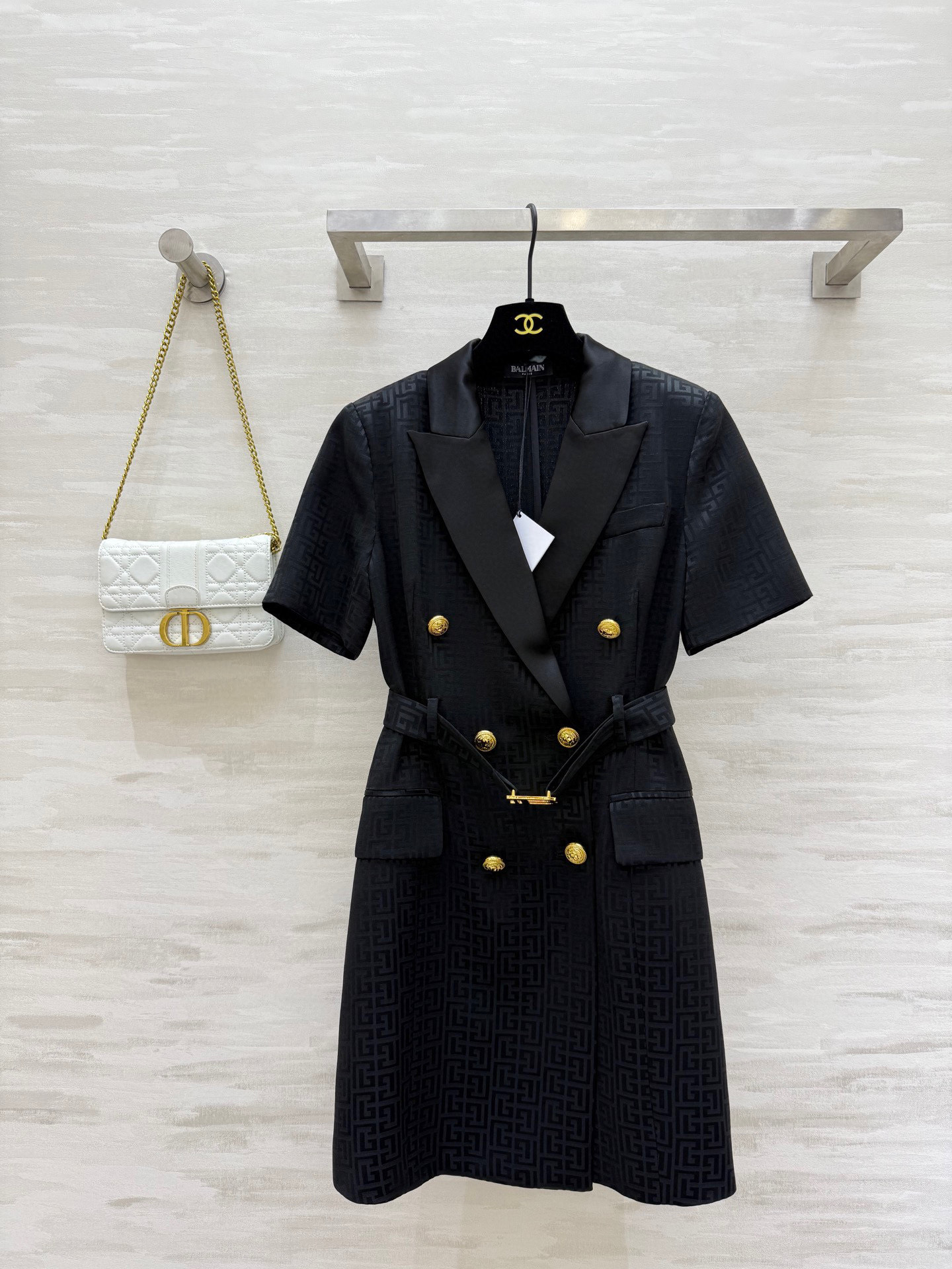 NO:455624,#Balma new style jacquard acetate short-sleeved suit collar dress Customized jacquard three-acetic acid fabric luxurious and high-end three-dimensional tailoring waist to make you look slim High-quality customization Spot sizeS/M/L/XL (size size 38 shoulder width, bust 90, waist 78, skirt length 80), balmain, skirt 80, skirt length 80), balmain, skirts, T-shirt, business suit, alexander wang19860909#Balma新款 提花醋酸短袖西装领连衣裙 定制提花三醋酸面料奢华高级 立体剪裁收腰显瘦 高品质定制 现货首发sizeS/M/L/XL（s码肩宽38,胸围90,腰围78,裙长80）,,balmain,skirts,T-shirt,business suit,alexander wang,Women's clothing