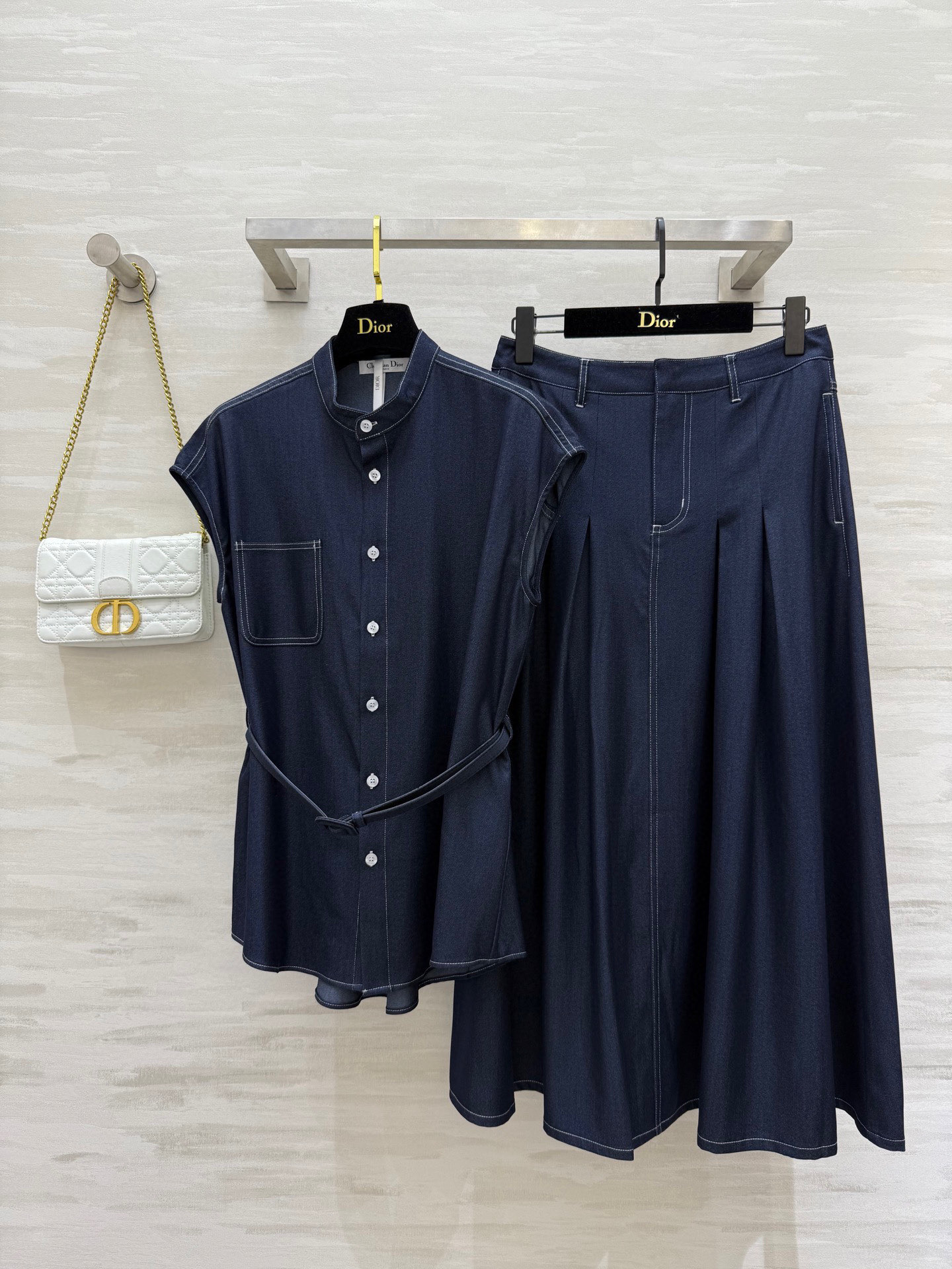 NO:455630,Vest, skirt #DIO new style, Tensi denim suit, this look is really versatile for all occasions, whether it is commuting or daily vacation, it is OK, casual feel online and there will be no formal style, high-quality customization, spot first-time size36/38/40 (36 size bust 106, 69 length, waist 68, hip 92, skirt length 86).,,dior, skirt 8,alexander wang19860909马甲,半裙#DIO新款 天丝牛仔套装 这一套Look真的是各种场合都百搭 不管是通勤或者日常度假都OK 休闲感在线又不会缺少正式范 高品质定制 现货首发size36/38/40（36码胸围106,衣长69,腰围68,臀围92,裙长86）.,,dior,skirts,alexander wang,Women's clothing