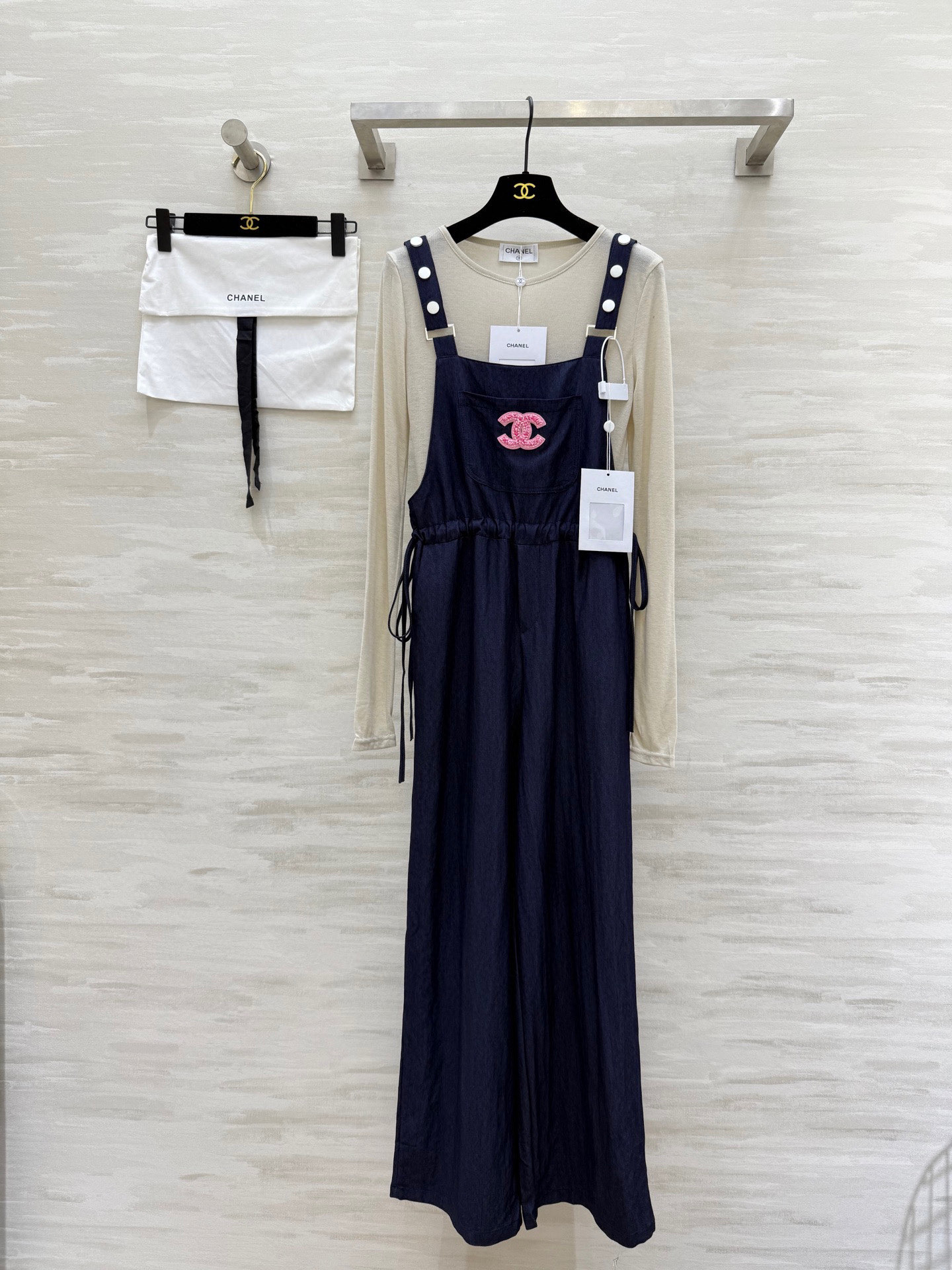 NO:455640,#Chane's medieval style, slim long-sleeved t+ overalls suit, loose straight and comfortable, matched with a thin long-sleeved shirt, can make you feel comfortable when shopping or dating, high-quality customization, spot first-time size36/38/40 (),,chanel,alexander wang19860909#Chane中古风 显瘦长袖t+背带裤套装 宽松直筒舒适度满分 搭配薄款长袖衫～无论是逛街还是约会 都能让你敲舒服 高品质定制 现货首发size36/38/40（）,,chanel,alexander wang,Women's clothing