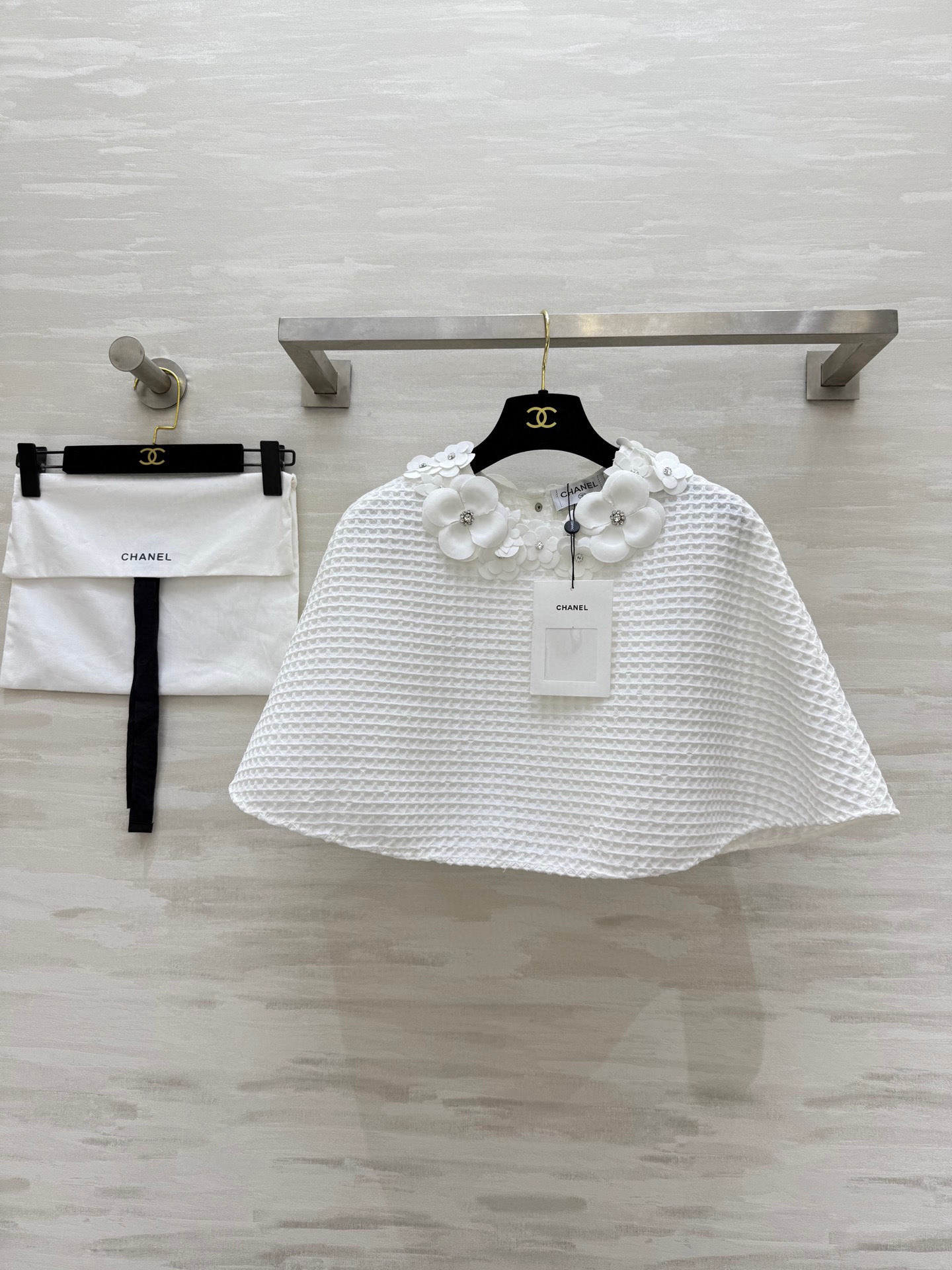 NO:455648,#Chane's catwalks the same style. Customized checkered woven fabric with heavy weight. Three-dimensional handmade small flower decoration. Summer vacation or daily photos are perfect. High-quality customization. Spot size36/38/40 (36 size bust 128, 34 length), chanel, alexander wang19860909#Chane走秀同款 立体花朵装饰斗篷上衣定制格纹编织面料 重磅有分量 立体手工小花朵装饰 夏季度假或者日常拍照妥妥的好看 高品质定制 现货首发size36/38/40（36码胸围128,衣长34）,,chanel,alexander wang,Women's clothing