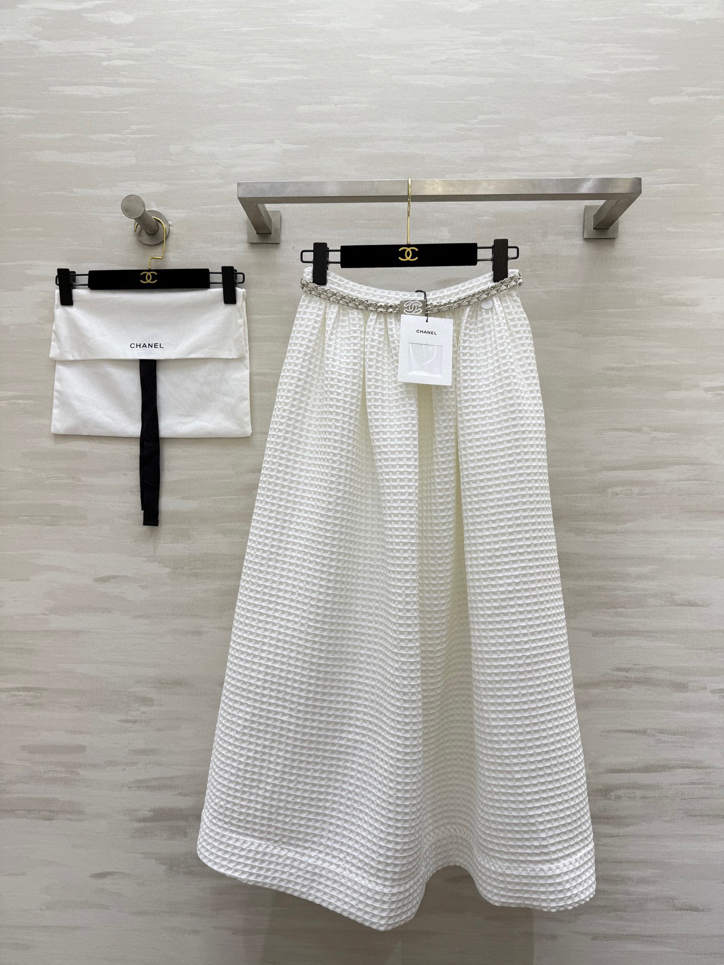 NO:455656,#Chane's same style with plaid skirt Customized plaid braided fabric Heavy weight Customized chain decoration at waist Summer vacation or daily photos are perfect for good looking High-quality customization Spot first-time size36/38/40 (36 size waist 68, skirt length 88), Chanel, skirts, alexander wang19860909#Chane走秀同款 格纹半裙 定制格纹编织面料 重磅有分量 腰部定制链条装饰 夏季度假或者日常拍照妥妥的好看 高品质定制 现货首发size36/38/40（36码腰围68,裙长88）,,chanel,skirts,alexander wang,Women's clothing