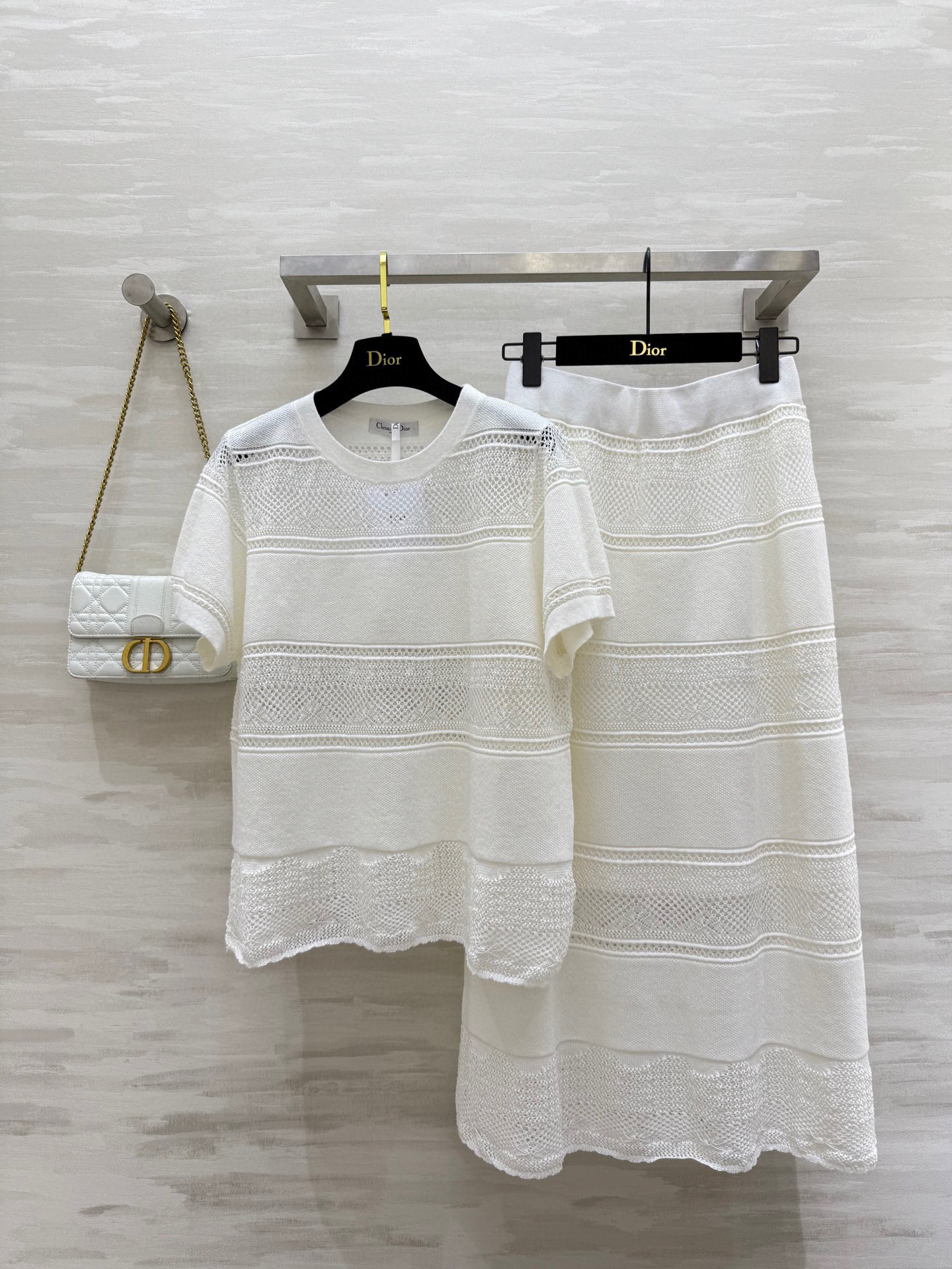 NO:456263,#DIO knitted suit skirt. The round neck design is classic and elegant to modify the neck lines. The short-sleeved style is matched with exquisite hollow patterns. It reveals sexy and elegant. The lower body skirt is also decorated with hollow hook flowers, which echoes the top. The overall feeling is full. The wide edge and high waist design elongates the leg lines to create a sense of long legs. The skirt length is just right to cover the flesh and make it look slim. It does not press down on the body. Daily outing with white shoes shows casual vitality. It is paired with sandals to show elegant temperament when attending parties. High-quality customization. Spot size36/38/40 (),,dior,sandals,skirts,T-shirt,alexander wang19860909#DIO针织套装裙 圆领设计经典大方修饰颈部线条 短袖款式搭配精致镂空花纹 若隐若现间透出性感与优雅 下身半身裙同样以镂空钩花装饰 与上衣相呼应 整体感十足 宽边髙腰设计拉长腿部线条打造出大长腿既视感 裙摆长度恰到好处遮肉显瘦 不压身髙 日常出街搭配小白鞋尽显休闲活力 配上凉鞋出席聚会又能展现优雅气质 高品质定制 现货首发size36/38/40（）,,dior,sandals,skirts,T-shirt,alexander wang,Women's clothing