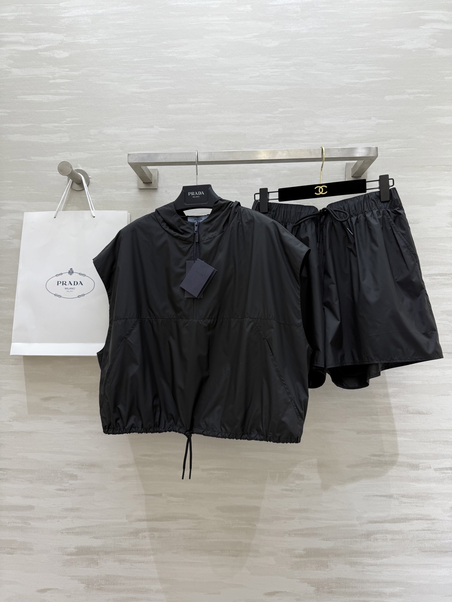 NO:456255,#Prad new hooded vest sun protection set high quality customization spot sizeS/M/L (L size top shoulder width 58, bust 136, length 50, shorts waist 80, pants length 38), prada, shorts, hats, alexander wang19860909#Prad新款 连帽马甲式防晒套装 高品质定制 现货首发sizeS/M/L（L码上衣肩宽58,胸围136,衣长50,短裤腰围80,裤长38）,,prada,shorts,hats,alexander wang,Women's clothing