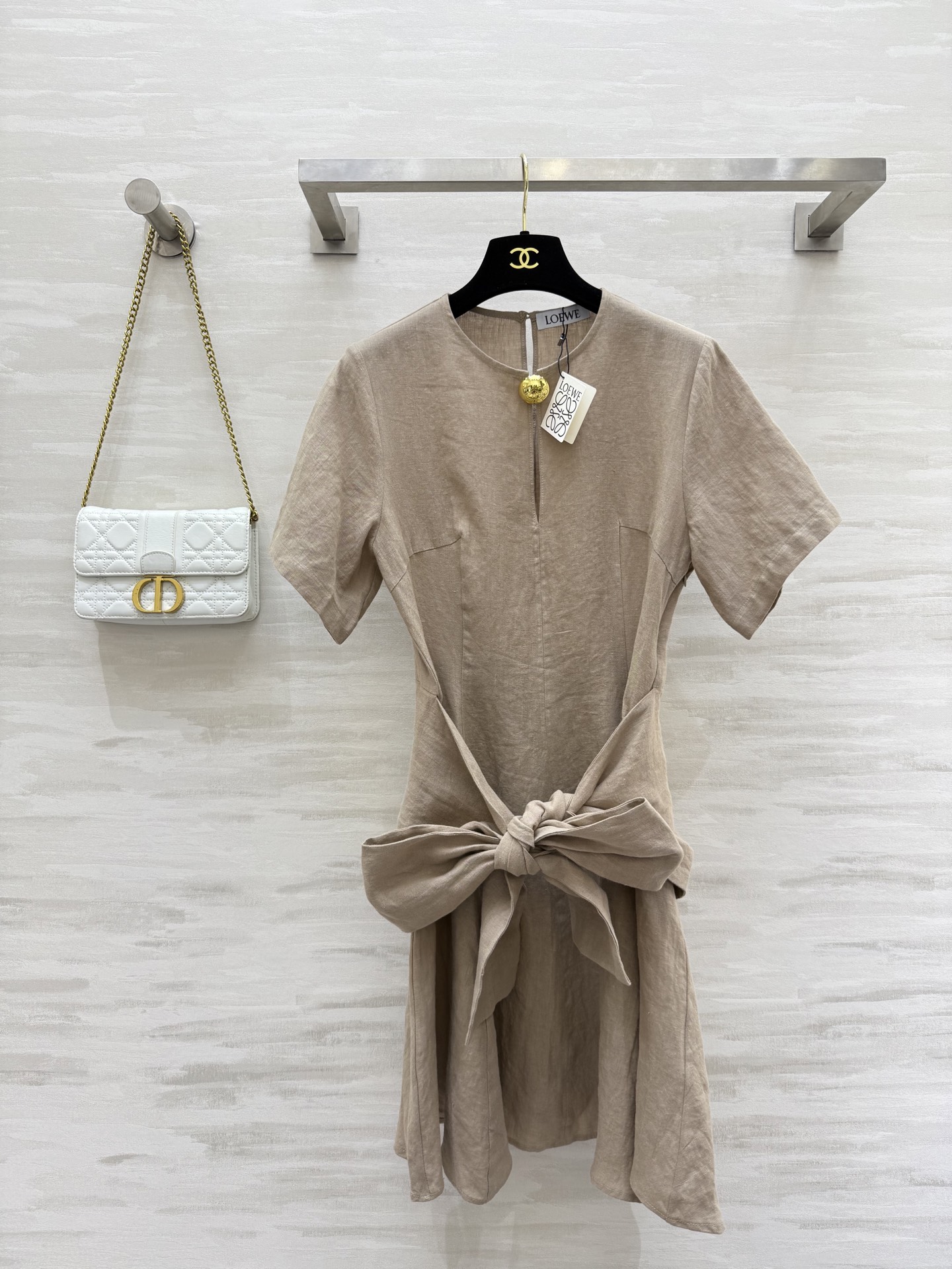 NO:456265,#Loew new style French literary style Short-sleeved linen dress Metal clasp brooch decorative keyhole Pendant clasp wide cloth lace design Waist-closed skirt cut style versatile and not picky, top body looks slim, high quality customization Spot sizeS/M/L (size s shoulder width 35, bust 88, length 90), loewe, skirts, T-shirt, brooch, breastpin, alexander wang19860909#Loew新款 法式文艺风 短袖亚麻连衣裙 金属扣胸针装饰锁孔 垂饰搭片宽布系带设计 收腰大裙摆剪裁版型百搭不挑人 上身超显瘦 高品质定制 现货首发sizeS/M/L（s码肩宽35,胸围88,衣长90）,,loewe,skirts,T-shirt,brooch，breastpin,alexander wang,Women's clothing