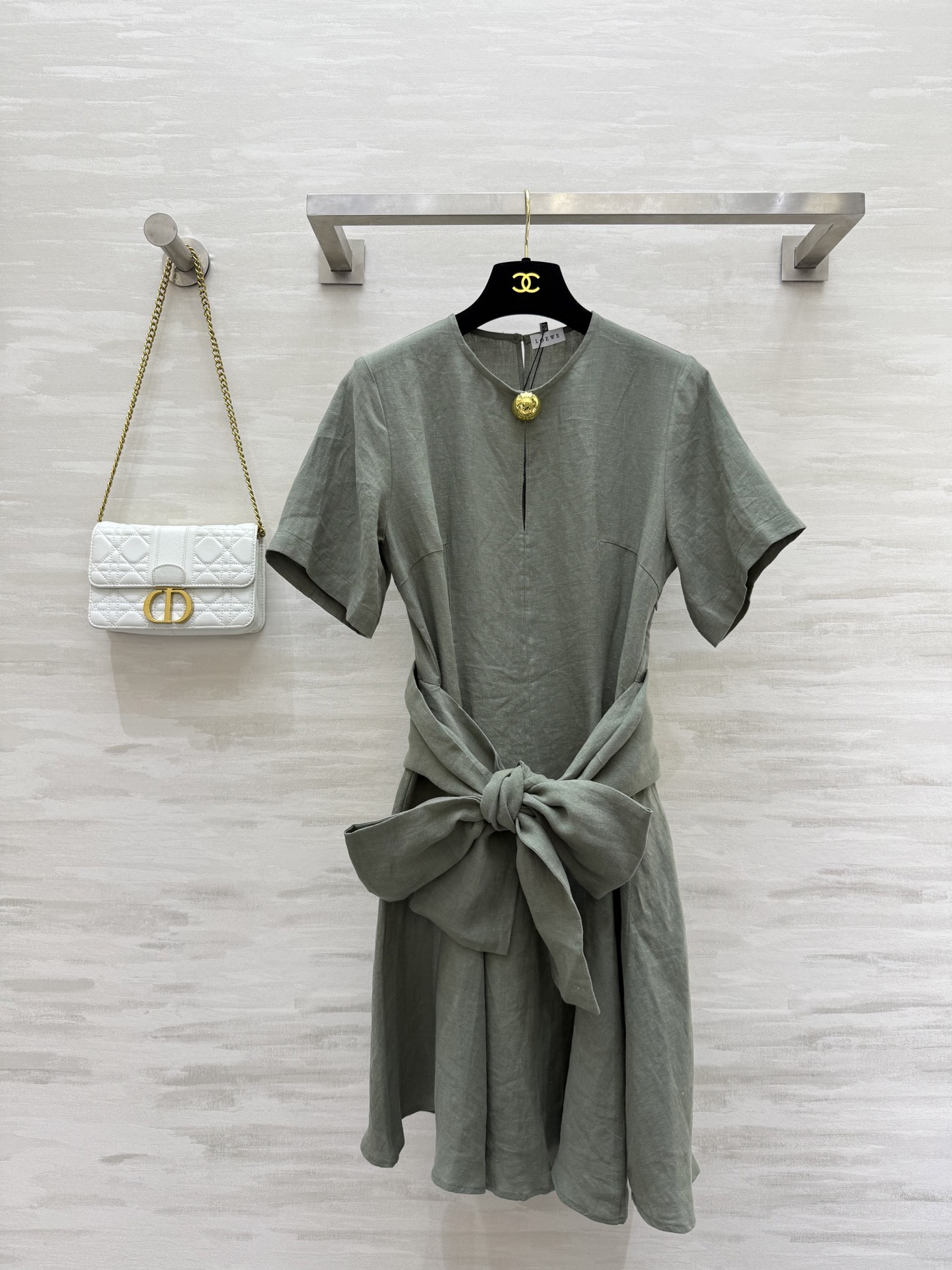 NO:456275,#Loew new style French literary style Short-sleeved linen dress Metal clasp brooch decorative keyhole Pendant clasp wide cloth lace design Waist-closed skirt cut style versatile and not picky, top body looks slim, high quality customization Spot sizeS/M/L (size s shoulder width 35, bust 88, length 90), loewe, skirts, T-shirt, brooch, breastpin, alexander wang19860909#Loew新款 法式文艺风 短袖亚麻连衣裙 金属扣胸针装饰锁孔 垂饰搭片宽布系带设计 收腰大裙摆剪裁版型百搭不挑人 上身超显瘦 高品质定制 现货首发sizeS/M/L（s码肩宽35,胸围88,衣长90）,,loewe,skirts,T-shirt,brooch，breastpin,alexander wang,Women's clothing