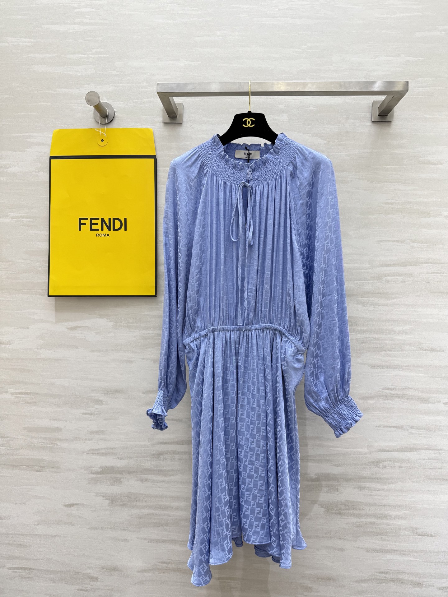 NO:456284,#FEND new Glacier Blue FF dark pattern jacquard V-neck dress, pleated lace neckline design reduces age and shows vitality, elastic waist-shaped large A-skirt style, huge slim upper body, with a casual, lazy and casual style, smooth fabric drooping texture, light and comfortable, fresh blue and white, strongly recommended, elegant and feminine skirt with commuting temperament, high-quality customization, spot first-time sizeS/M/L (size s size 124, skirt length 92),,fendi, skirts, alexander wang19860909#FEND新款 冰川蓝FF暗纹提花V领连衣裙 褶皱花边领袖口设计减龄又显活力 松紧腰廓形大A裙摆版型上身巨显瘦 自带休闲慵懒随性的范儿 面料垂顺质感轻盈舒适 清新蓝色巨显白 强烈推荐 通勤气质优雅女人味的裙子 高品质定制 现货首发sizeS/M/L（s码胸围124,裙长92）,,fendi,skirts,alexander wang,Women's clothing
