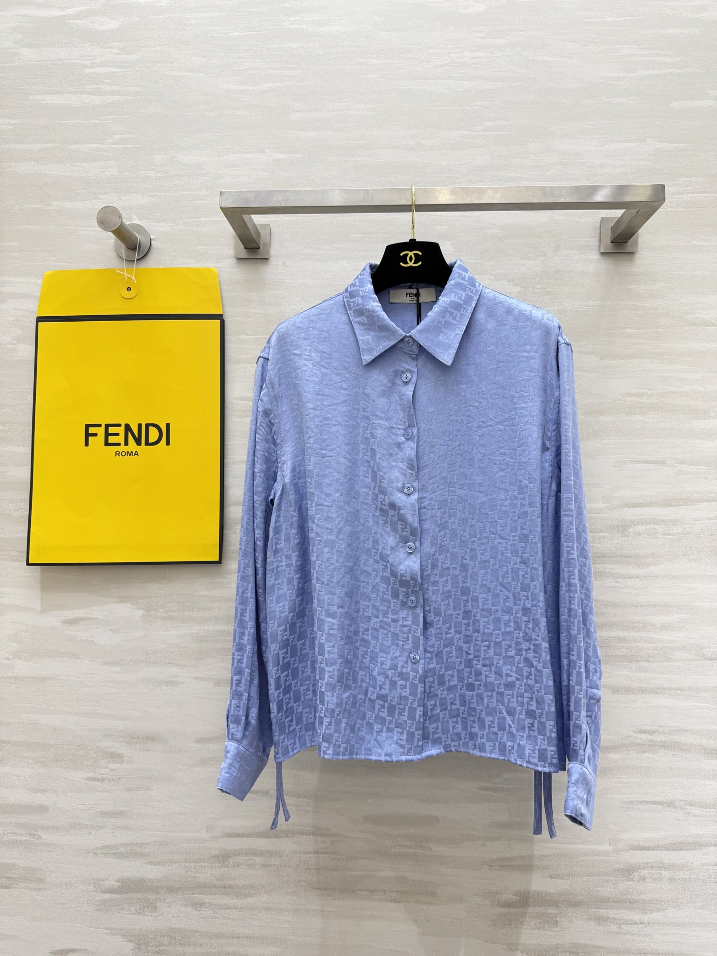 NO:456294,#FEND new Glacier Blue FF dark pattern jacquard shirt with adjustable pleated design on both sides. H-shaped upper body looks slim and comes with a casual, lazy and casual style. The fabric is drooping and light and comfortable. Fresh blue is white and age-reducing and energetic. Highly recommended personal items. High-quality customization. Spot sizeS/M/L (size s size 102, sleeved length 58), fendi, alexander wang19860909#FEND新款 冰川蓝FF暗纹提花衬衣 两侧褶饰设计可调节 H版型上身巨显瘦 自带休闲慵懒随性的范儿 面料垂顺质感轻盈舒适 清新蓝色巨显白减龄又显活力 强烈推荐自留单品 高品质定制 现货首发sizeS/M/L（s码胸围102,衣长58）,,fendi,alexander wang,Women's clothing