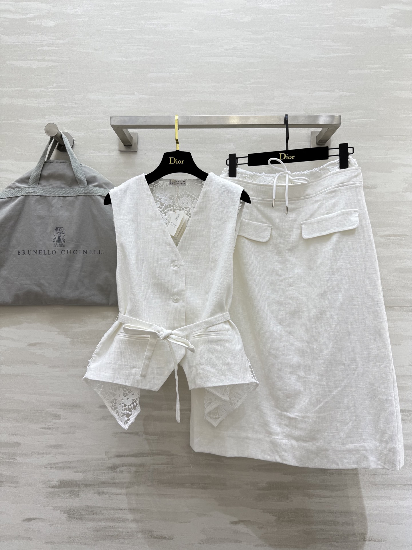 NO:456782,#BC new style Lao Qianfeng vacation series set, exquisite and high-end lace spliced ​​back, a set of top body makes the body look taller, the visual sense of proportion, the lace decoration is elegant, you can be casual or commuter, versatile and customizable in various occasions, high-quality customization, spot sizeS/M/L (size s size 92, sleeved length 52, waist 76, hip 96, skirt 75),, skirt ,alexander wang19860909#BC新款 老钱风度假系列套装 后背拼接蕾丝精致高级 一套上身巨显高 拉高身材比例视觉感 蕾丝花边装饰大气优雅 可以日常休闲也可以通勤 百搭各种场合 高品质定制 现货首发sizeS/M/L（s码胸围92,衣长52,腰围76,臀围96,裙长75）,,skirts,alexander wang,Women's clothing