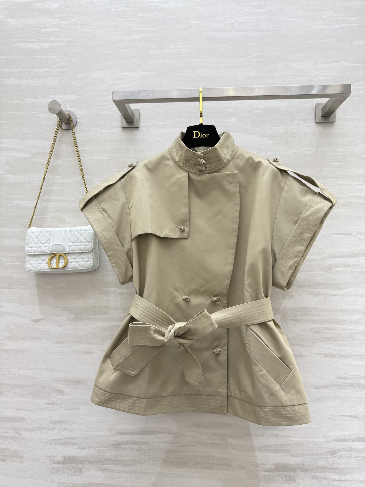 NO:456790,#DIO early autumn new style, classic double-breasted short-sleeved windbreaker jacket, loose style with a cool temperament, rolled sleeve design covers the arm flesh and modifys the shoulder line, custom windbreaker fabric has a high-quality texture, the silhouette is just right, intellectual and elegant commuting style, and can make you look slimming when wearing a lace-up. Khaki is very formal, full of retro American style, fashionable and stylish, high-quality customization, spot first-time size36/38/40 (36 size bust 96, 64 length),,dior,jackets & coats,T-shirt,alexander wang19860909#DIO早秋新款 经典双排扣短袖风衣外套 宽松版型自带飒爽气质 卷边袖设计遮手臂肉又修饰肩线 定制风衣面料质感高级 廓形感恰到好处 知性优雅通勤风 系带穿还可以显瘦起来 卡其色很正充满复古的美式风格 时髦有范儿 高品质定制 现货首发size36/38/40（36码胸围96,衣长64）,,dior,jackets & coats,T-shirt,alexander wang,Women's clothing