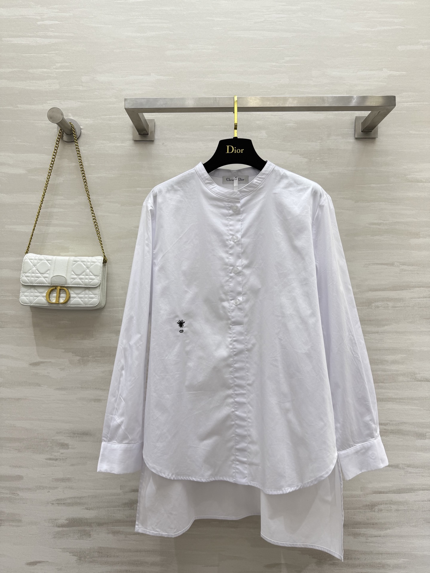 NO:456805,#DIO early autumn new style bee embroidered round neck shirt elegant and high-end, easy to get fashionable style, elegant round neck design makes you look slim and eye-catching, loose style is not picky and casual and elegant, pure cotton fabric, high quality customization, spot first-time size36/38/40 (36 size shoulder width 43, bust 104, 63-78 length has errors in manual measurement),,dior,alexander wang19860909#DIO早秋新款 蜜蜂刺绣圆领衬衣 优雅高级 轻轻松松Get到时髦范 气质圆领设计显瘦绝绝子 很吸睛 宽松版型不挑人随性优雅 纯棉面料 高品质定制 现货首发size36/38/40（36码肩宽43,胸围104,衣长63-78手工测量有误差）,,dior,alexander wang,Women's clothing