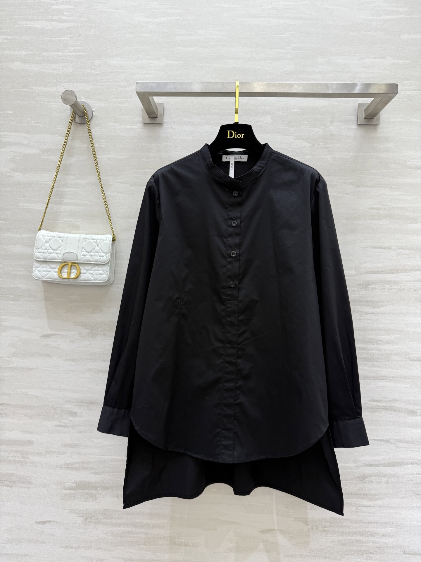 NO:456812,#DIO early autumn new style bee embroidered round neck shirt elegant and high-end, easy to get fashionable style, elegant round neck design makes you look slim and eye-catching, loose style is not picky and casual and elegant, pure cotton fabric, high quality customization, spot first-time size36/38/40 (36 size shoulder width 43, bust 104, 63-78 length has errors in manual measurement),,dior,alexander wang19860909#DIO早秋新款 蜜蜂刺绣圆领衬衣 优雅高级 轻轻松松Get到时髦范 气质圆领设计显瘦绝绝子 很吸睛 宽松版型不挑人随性优雅 纯棉面料 高品质定制 现货首发size36/38/40（36码肩宽43,胸围104,衣长63-78手工测量有误差）,,dior,alexander wang,Women's clothing