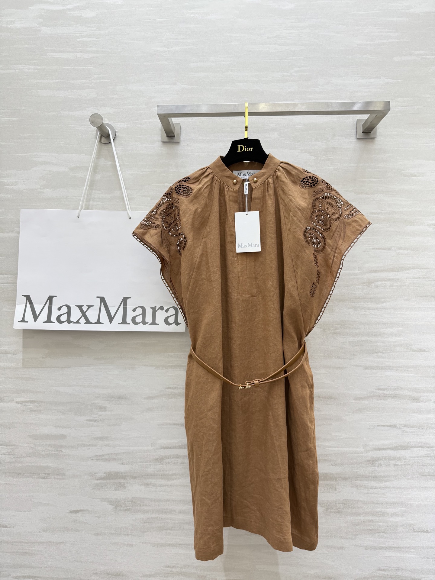 NO:456819,#Maxmar Simple and luxurious style Heavy industry embroidered linen dresses Essential French holidays Imported linen fabrics are lightweight and delicate and comfortable, court style small flying sleeves Design M-shaped belts with natural waist-hugging, style interpretation of casual and elegant commuting style High-quality customization Spot first-time sizeS/M/L (size size 110, skirt length 90, suspender bust 90), skirts, alexander wang19860909#Maxmar简奢风 重工缕空刺绣亚麻连衣裙 气质法式度假必备 进口亚麻面料质感轻盈细腻又舒适 宫廷风小飞袖 设计M字腰带搭配自然收腰 版型演绎随性优雅通勤风 高品质定制 现货首发sizeS/M/L（s码胸围110,裙长90,吊带胸围90）,,skirts,alexander wang,Women's clothing
