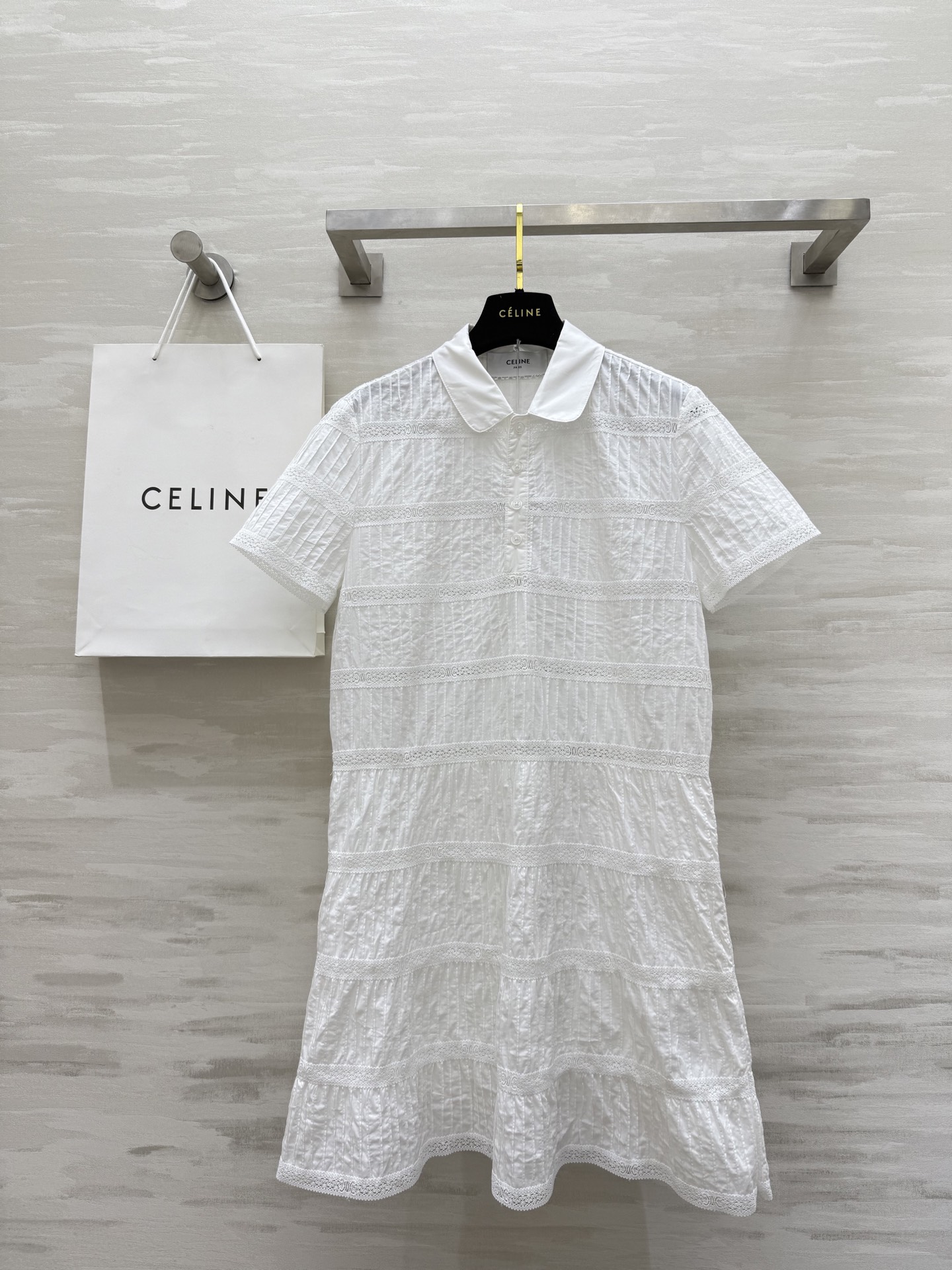 NO:456839,#Celin new French embroidery college style short-sleeved dress Customized Arc decorative water-soluble lace decoration Strip craftsmanship Use pure cotton fabric Temperament doll collar A-line skirt with slim and tall upper body, sweet and salty temperament, with elegant and fresh age-reducing feeling, high-quality customization Spot first-time sizeS/M/L (size s shoulder width 40, bust 94, length 87), celine, skirts, T-shirt, alexander wang19860909#Celin新款 法式刺绣学院风短袖连衣裙 定制凯旋门刺绣水溶花边装饰 打条工艺 采用纯棉面料 气质娃娃领A字版型裙摆上身显瘦又高挑 可甜可盐气质 自带优雅与清新减龄感 高品质定制 现货首发sizeS/M/L（s码肩宽40,胸围94,衣长87）,,celine,skirts,T-shirt,alexander wang,Women's clothing