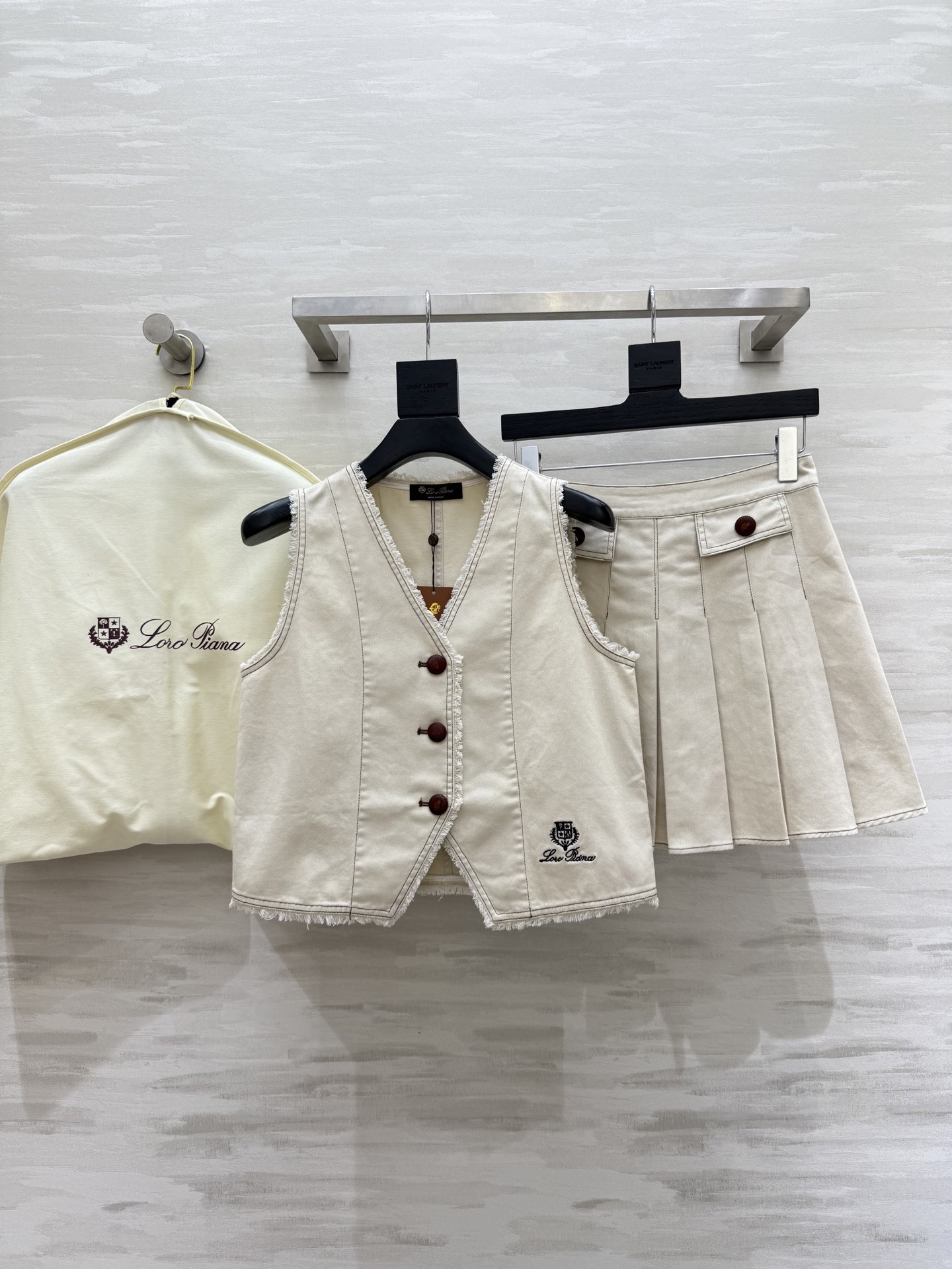 NO:456816,#LP new style, vacation series vest set, tassel-edged embroidered logo letter design is very high-end, three-dimensional cut short style is very tall, small A pleated skirt covers the hips and makes it look slim, safety pants inside prevent exposure, elegant and modern and playful, customized cotton denim fabric is comfortable, a set of upper body is a perfect age-reducing temperament, high-quality customization, spot first-time sizeS/M/L (size s size 90, sleeved length 51, waist 68, skirt length 40),,loro piano, skirts,alexander wang19860909#LP新款 度假系列马甲套装 流苏边刺绣logo字母设计很高级 立体剪裁短款版型很显高挑 小A百褶半裙遮胯又显瘦 内设安全裤防走光哦 气质优雅摩登俏皮感 定制棉牛仔面料质感舒适 一套上身妥妥的减龄气质感 高品质定制 现货首发sizeS/M/L（s码胸围90,衣长51,腰围68,裙长40）,,loro piana,skirts,alexander wang,Women's clothing