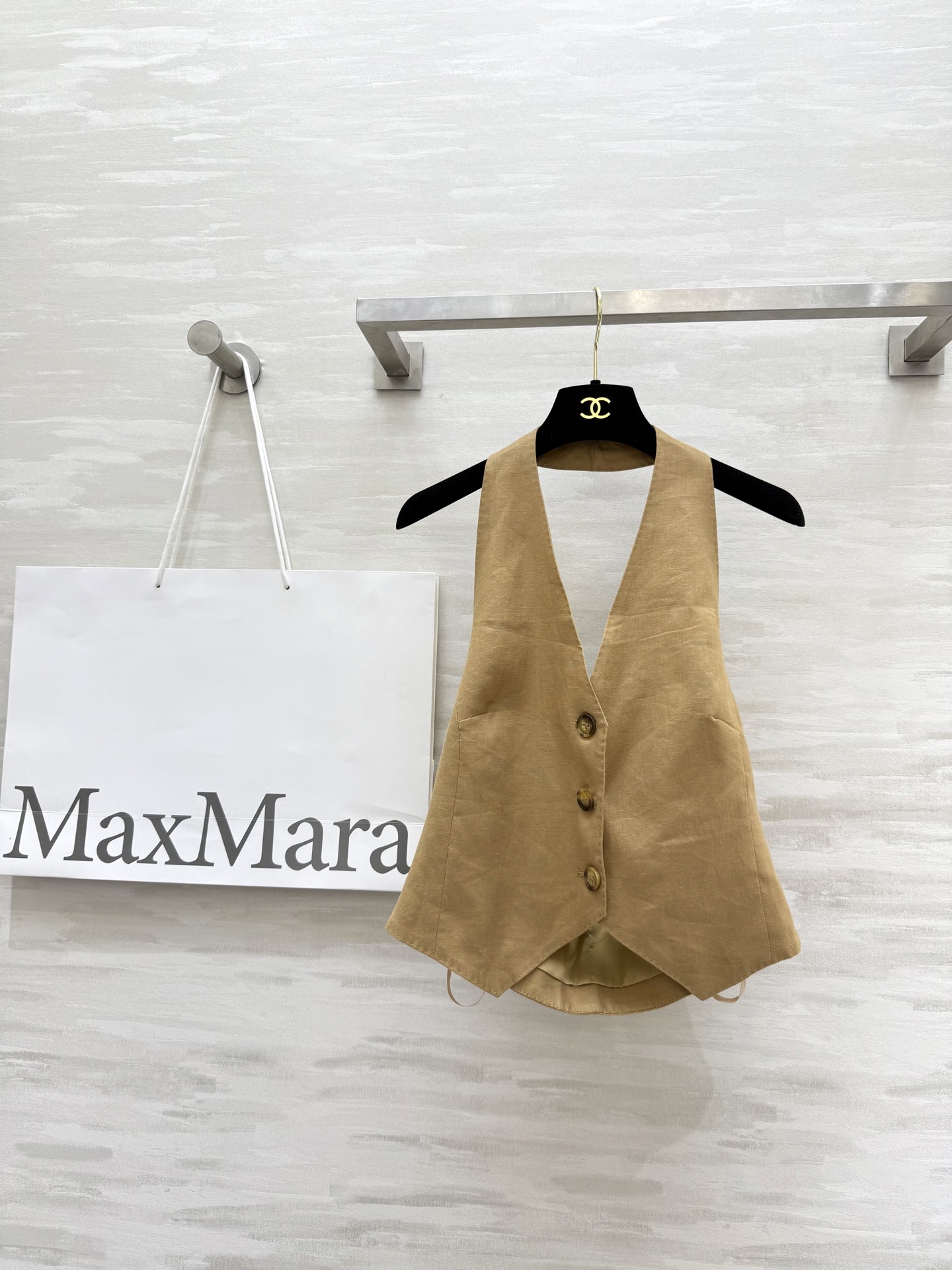 NO:457562,#Maxmar new style retro old money style linen vest, bright line craft halter neck and backless design, minimalist luxury, high-end and elegant upper body style, super slim upper body, cool and comfortable upper body, imported linen fabric, easy to control daily commuting outfits, casual matching, interpretation of different styles, high-quality customization, spot first-time sizeS/M/L (size s bust 80, 48 length),,alexander wang19860909#Maxmar新款 复古老钱风 亚麻马甲 明线工艺挂脖露背设计 极简主义奢华不简 上身干练优雅气场女神Style 高级大气收腰版型上身超显瘦 露背设计清凉感上身更舒适 进口亚麻面料质感超赞 日常通勤穿搭轻松驾驭 随性搭配演绎不同风格 高品质定制 现货首发sizeS/M/L（s码胸围80,衣长48）,,alexander wang,Women's clothing