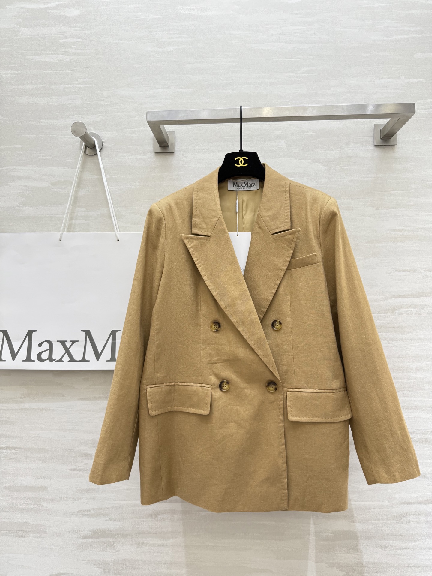 NO:457569,#Maxmar new style retro old money style linen suit jacket, bright line craftsmanship and neck cut, classic double-breasted design minimalist luxury not simple, high intelligence and fashionable outfit, top body capable and elegant aura goddess Style, high-end atmospheric style, top body super slim, imported linen fabric is super texture, easy to control daily commuting outfits, casual matching interprets different styles, high-quality customization, spot first-time sizeS/M/L (size s size 98, 68 length),, jackets & coats, business suit, alexander wang19860909#Maxmar新款 复古老钱风 亚麻西装外套 明线工艺枪驳领剪裁 经典双排扣设计极简主义奢华不简 高智感时髦穿搭 上身干练优雅气场女神Style 高级大气版型上身超显瘦 进口亚麻面料质感超赞 日常通勤穿搭轻松驾驭 随性搭配演绎不同风格 高品质定制 现货首发sizeS/M/L（s码胸围98,衣长68）,,jackets & coats,business suit,alexander wang,Women's clothing