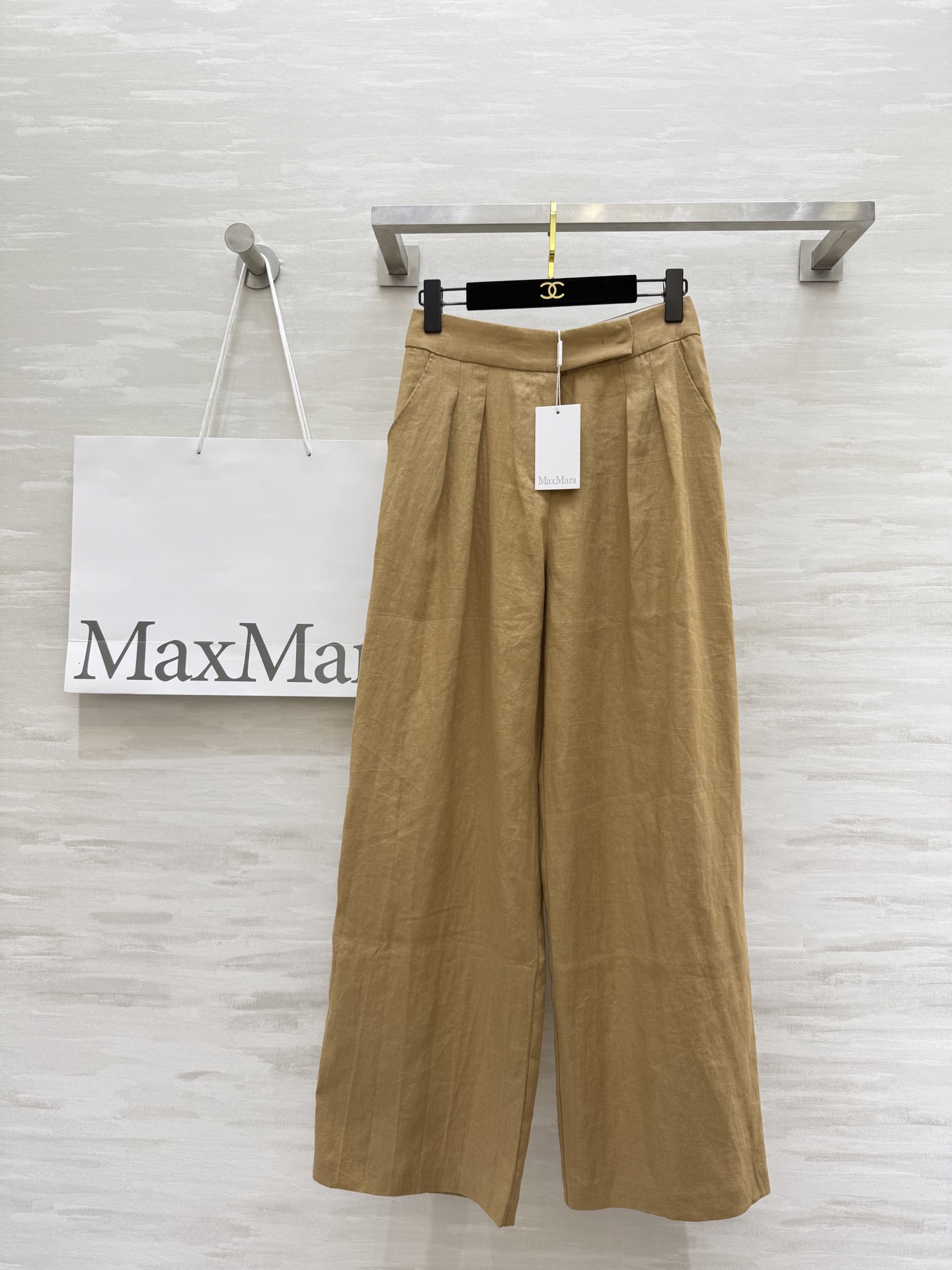 NO:457577,#Maxmar's new retro old money style, linen high-waist pleated trousers, casual items for daily commuting, classic straight wide-leg pants, pear-shaped body outfit, pearl needle details, jacquard inner waist patch, low-key luxury, high-end and atmospheric version, super slim upper body, imported linen fabric, easy to control daily commuting outfits, casual matching, different styles, high-quality customization, spot first-time sizeS/M/L (size size 66, hip circumference 100, pants length 104),,alexander wang19860909#Maxmar新款复古老钱风 亚麻高腰褶裥西裤 日常通勤随性单品 经典直筒阔腿裤型梨形身材的穿搭天菜 走珠针细节提花内腰贴细节满满低调奢华 高级大气版型上身超显瘦 进口亚麻面料质感超赞 日常通勤穿搭轻松驾驭 随性搭配演绎不同风格 高品质定制 现货首发sizeS/M/L（s码腰围66,臀围100,裤长104）,,alexander wang,Women's clothing