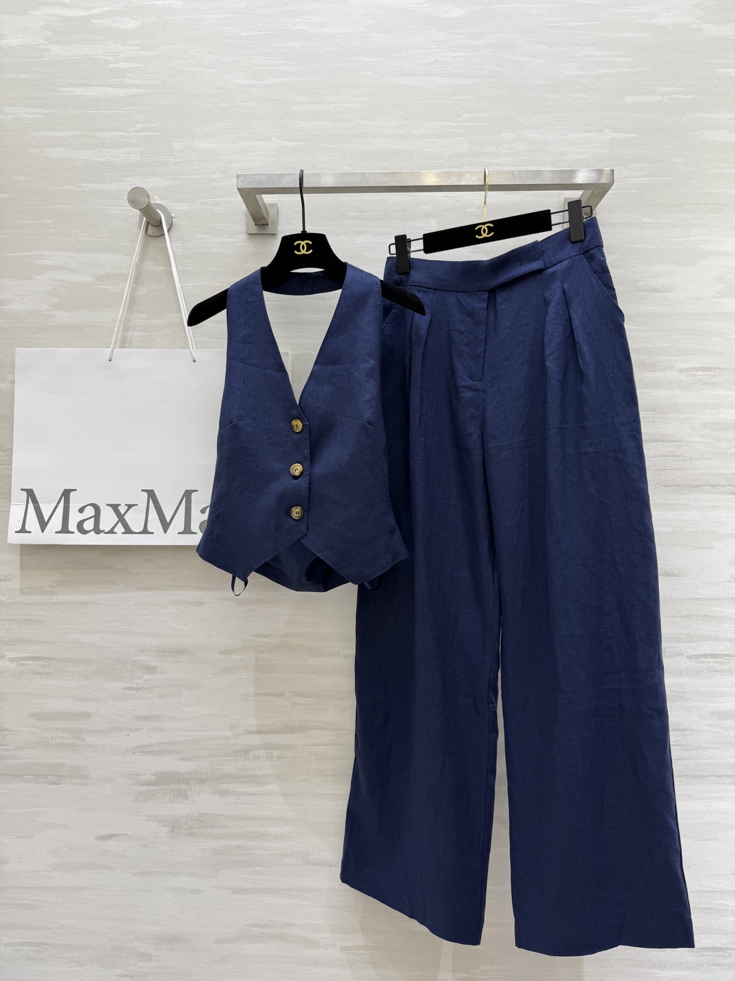 NO:457586,#Maxmar new style retro old money style linen vest, bright line craft halter neck and backless design, minimalist luxury, high-end and elegant upper body style, super slim upper body, cool and comfortable upper body, imported linen fabric, easy to control daily commuting outfits, casual matching, interpretation of different styles, high-quality customization, spot first-time sizeS/M/L (size s bust 80, 48, alexander wang19860909#Maxmar新款 复古老钱风 亚麻马甲 明线工艺挂脖露背设计 极简主义奢华不简 上身干练优雅气场女神Style 高级大气收腰版型上身超显瘦 露背设计清凉感上身更舒适 进口亚麻面料质感超赞 日常通勤穿搭轻松驾驭 随性搭配演绎不同风格 高品质定制 现货首发sizeS/M/L（s码胸围80,衣长48,,alexander wang,Women's clothing