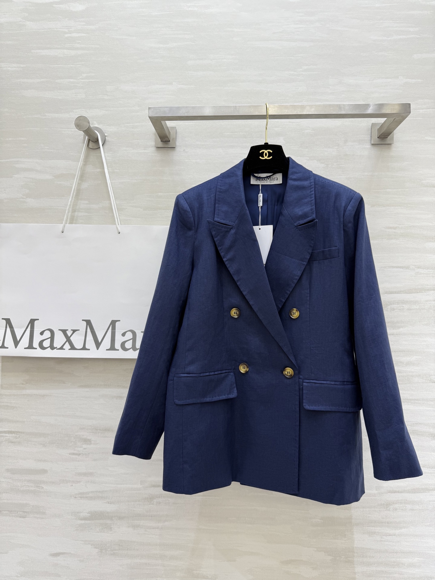 NO:457556,#Maxmar new style retro old money style linen suit jacket, bright line craftsmanship and neck cut, classic double-breasted design minimalist luxury not simple, high intelligence and fashionable outfit, top body capable and elegant aura goddess Style, high-end atmospheric version, super slim upper body, imported linen fabric texture is super easy to control daily commuting outfits, casual matching and interpret different styles, high-quality customization, spot first-time sizeS/M/L (size size 98, 68 length,, jackets & coats, business suit, alexander wang19860909#Maxmar新款 复古老钱风 亚麻西装外套 明线工艺枪驳领剪裁 经典双排扣设计极简主义奢华不简 高智感时髦穿搭 上身干练优雅气场女神Style 高级大气版型上身超显瘦 进口亚麻面料质感超赞 日常通勤穿搭轻松驾驭 随性搭配演绎不同风格 高品质定制 现货首发sizeS/M/L（s码胸围98,衣长68,,jackets & coats,business suit,alexander wang,Women's clothing