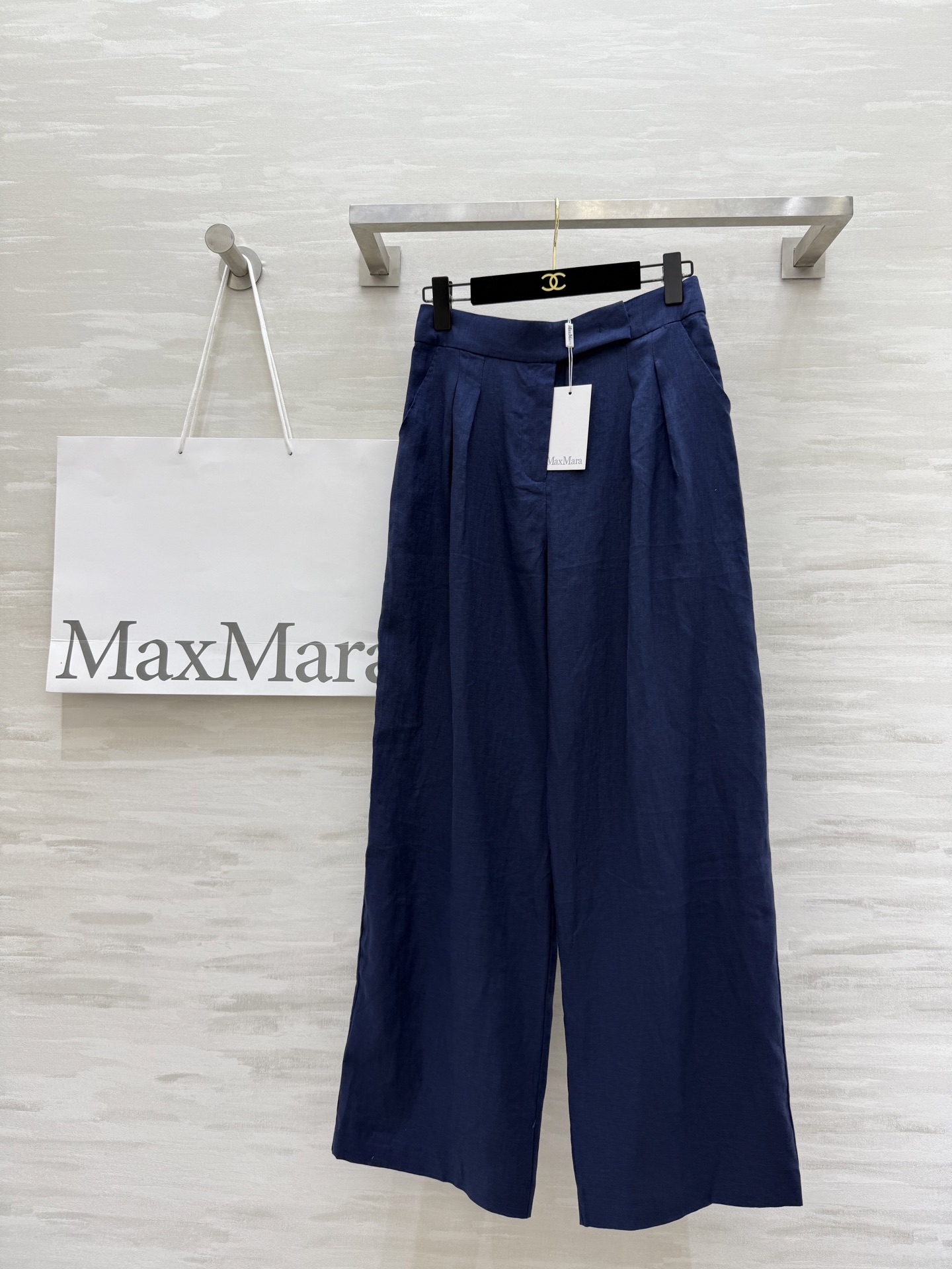 NO:457563,#Maxmar's new retro old money style, linen high-waist pleated trousers, casual items for daily commuting, classic straight wide-leg pants, pear-shaped body outfit, pearl needle details, jacquard inner waist patch, low-key luxury, high-end and atmospheric version, super slim upper body, imported linen fabric, easy to control daily commuting outfits, casual matching, different styles, high-quality customization, spot first-time sizeS/M/L (size size 66, hip circumference 100, trouser length 104,,alexander wang19860909#Maxmar新款复古老钱风 亚麻高腰褶裥西裤 日常通勤随性单品 经典直筒阔腿裤型梨形身材的穿搭天菜 走珠针细节提花内腰贴细节满满低调奢华 高级大气版型上身超显瘦 进口亚麻面料质感超赞 日常通勤穿搭轻松驾驭 随性搭配演绎不同风格 高品质定制 现货首发sizeS/M/L（s码腰围66,臀围100,裤长104,,alexander wang,Women's clothing