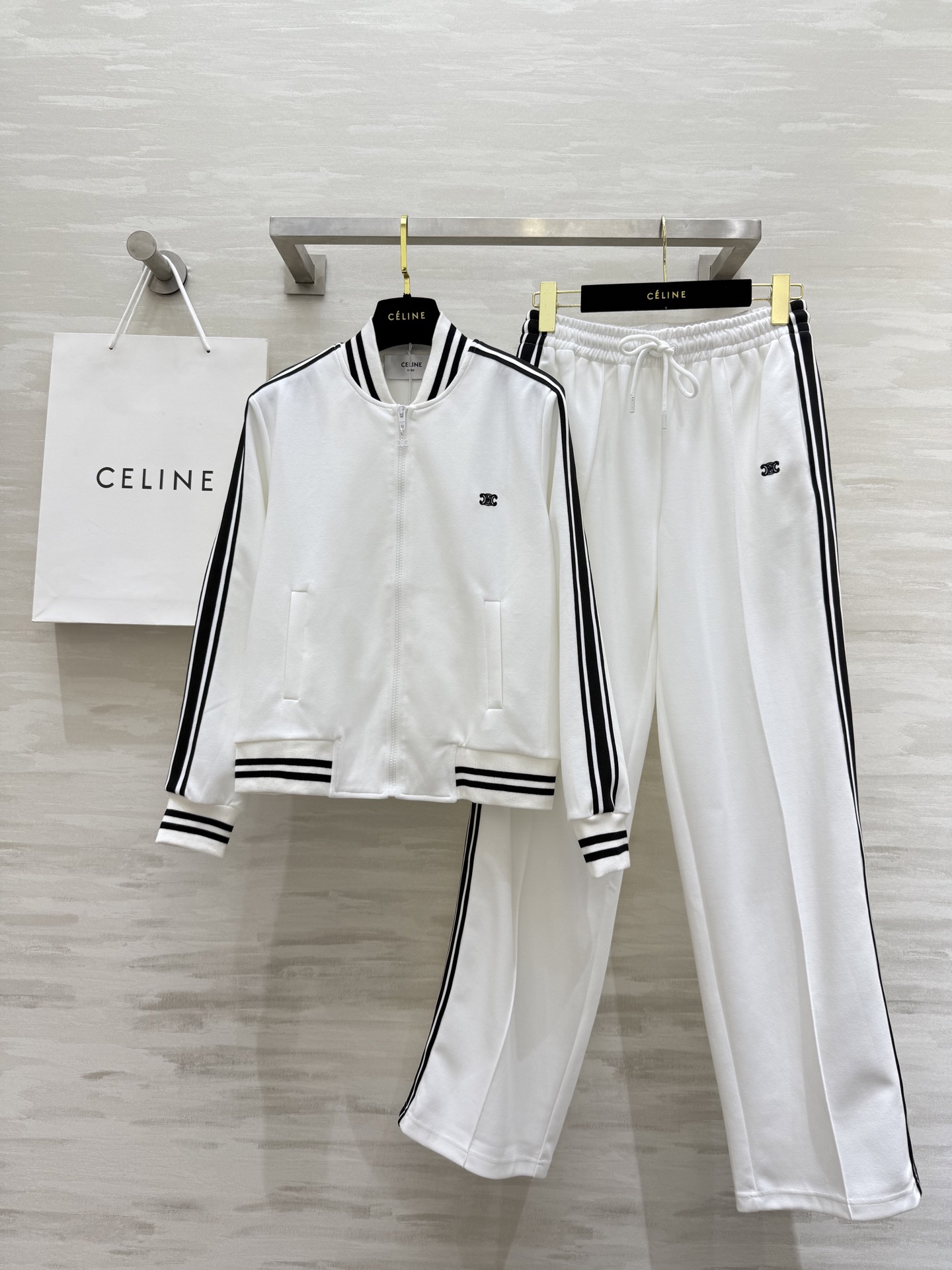 NO:457567,#Celin early autumn new style casual set contrasting thread decoration embroidery logo letter embroidery casual lazy and fashionable. This set is very recommended. It can be used for daily or exercise. Suitable for all body shapes. High-quality customization. Spot sizeS/M/L (size s shoulder width 41, bust 104, garment length 54, waist 66, hip 100, trouser length 103, celine, alexander wang19860909#Celin早秋新款 休闲套装 撞色螺纹装饰 刺绣logo字母刺绣 休闲慵懒兼备时髦 这套很推荐 日常或者运动都可以 适合各种身形 高品质定制 现货首发sizeS/M/L（s码肩宽41,胸围104,衣长54,腰围66,臀围100,裤长103,,celine,alexander wang,Women's clothing