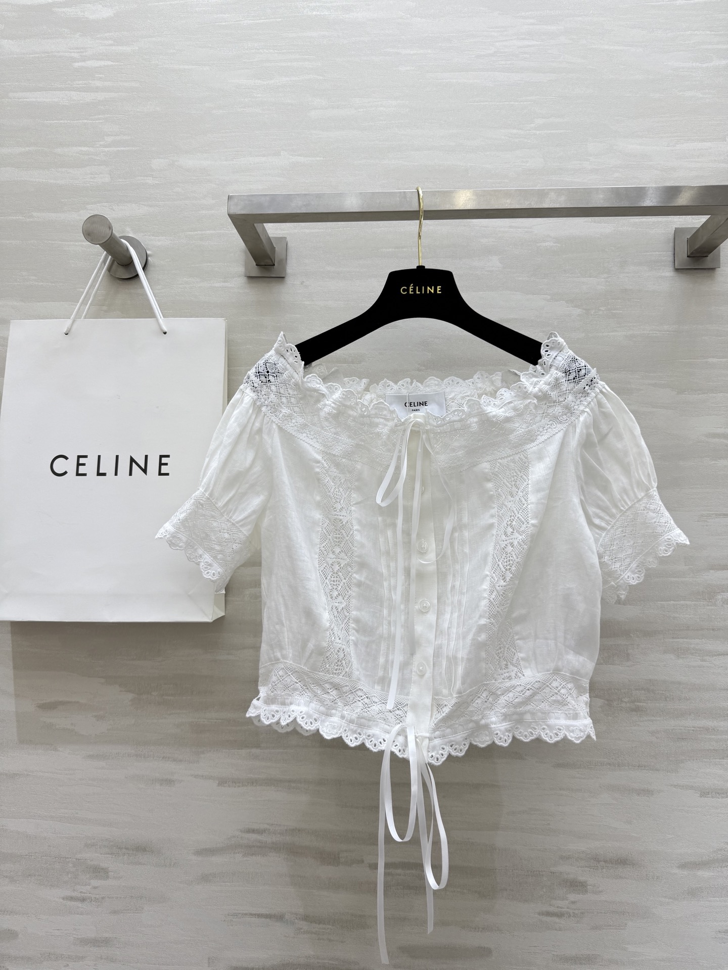 NO:458354,#Celin new style Roman holidays series Linen one-shoulder top Custom linen fabric Heavy industry embroidery high-quality High-quality Spot first-time sizeS/M/L (size s bust 94, 40 length), celine,alexander wang19860909#Celin新款 罗马假日度假系列 亚麻一字肩上衣 定制亚麻面料 重工刺绣高级精致 高品质 现货首发sizeS/M/L（s码胸围94,衣长40）,,celine,alexander wang,Women's clothing