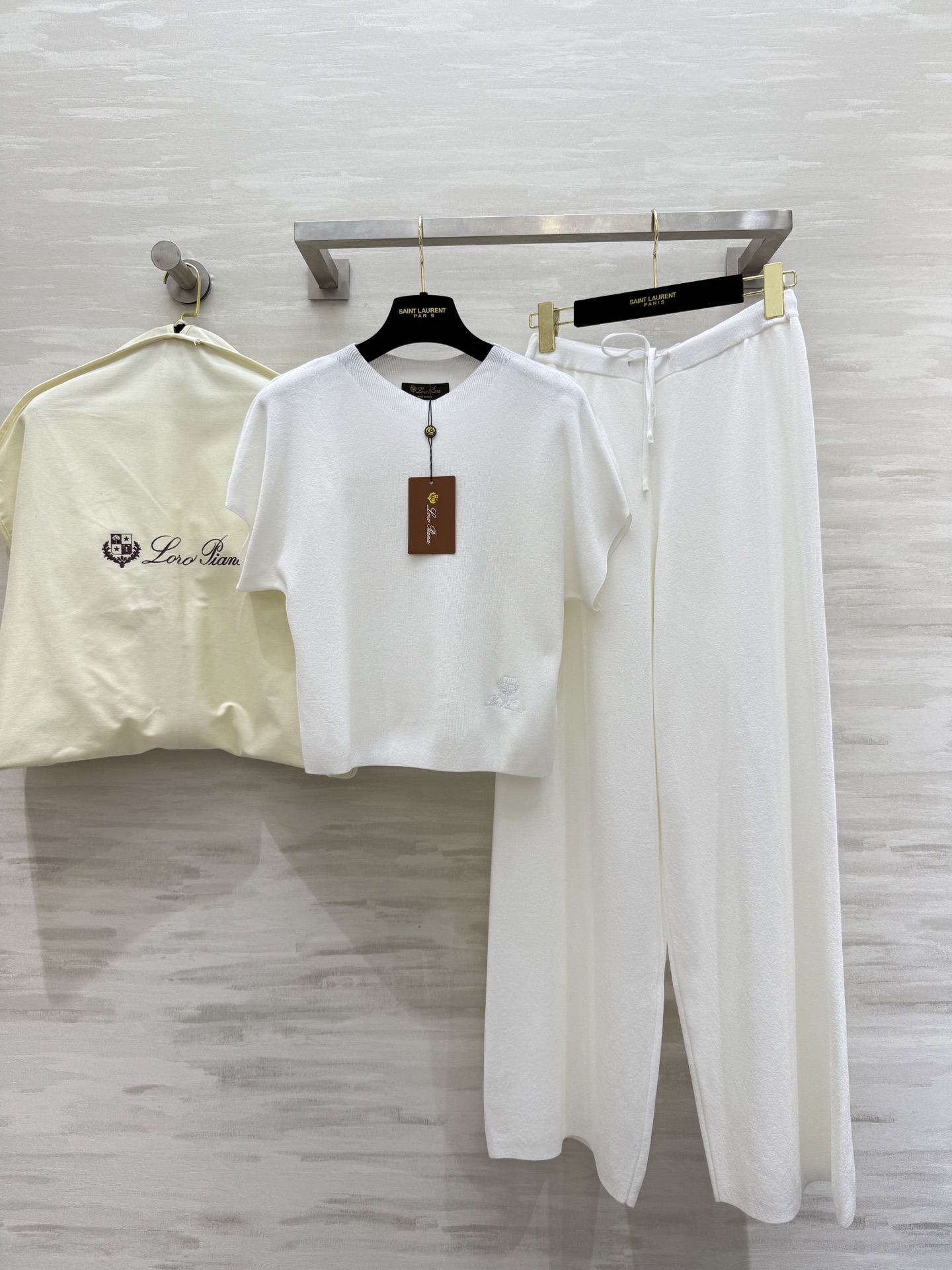 NO:458326,#LP new style high-end minimalist style knitted set uses breathable knitted fabric very good texture. A set of upper body looks super high, the color is also high-quality customization. Spot sizeS/M/L (size s-shoulder bust 88, 49 length, waist 60, hip 96, trouser length 102), loro piana, alexander wang19860909#LP新款 高级极简风针织套装 采用会呼吸的针织面料 质感非常好 一套上身超级显高 颜色也很高级 高品质定制 现货首发sizeS/M/L（s码落肩胸围88,衣长49,腰围60,臀围96,裤长102）,,loro piana,alexander wang,Women's clothing