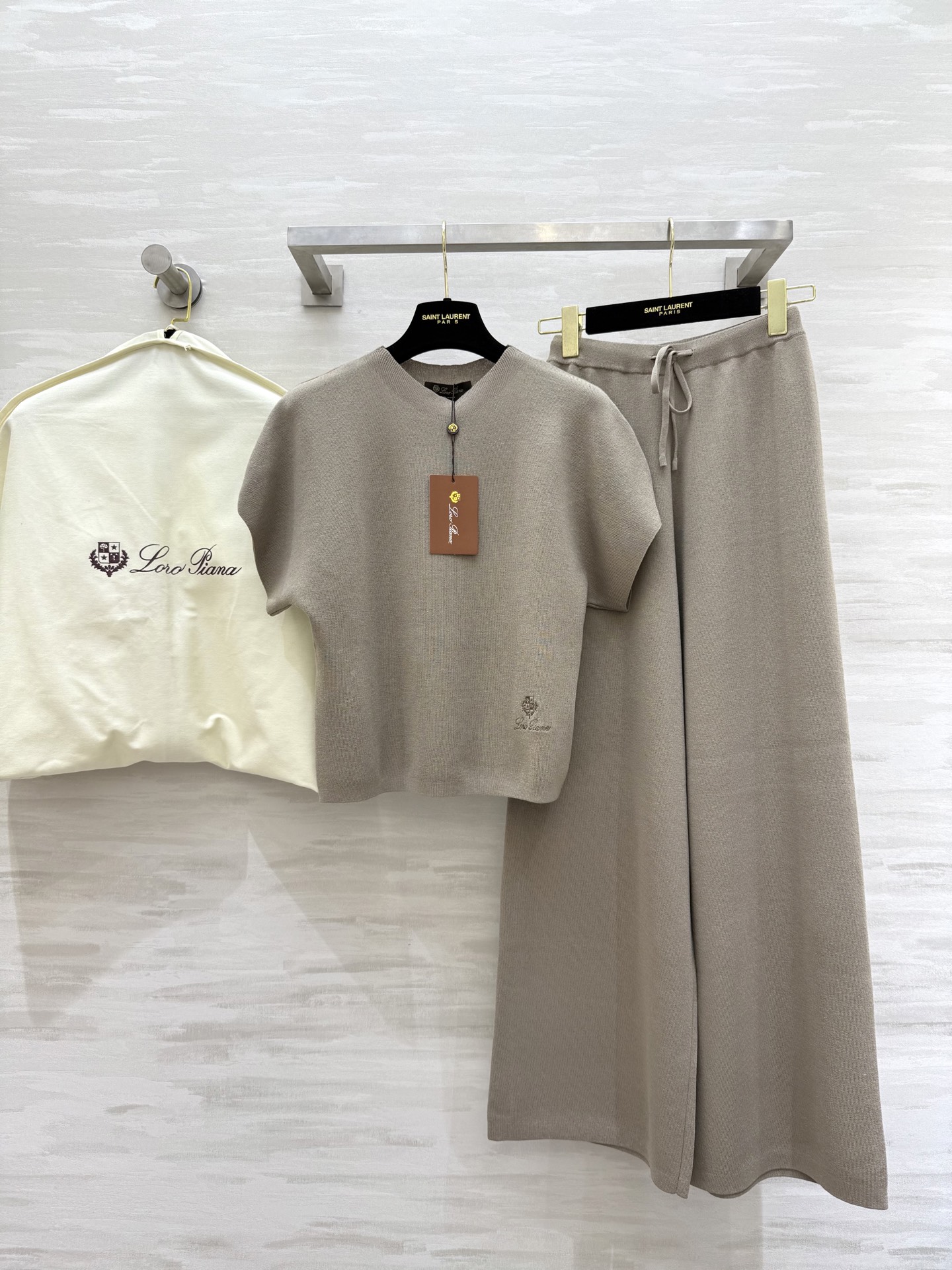 NO:458336,#LP new style high-end minimalist style knitted set uses breathable knitted fabric very good texture. A set of upper body looks super high, the color is also high-quality customization. Spot sizeS/M/L (size s-shoulder bust 88, 49 length, waist 60, hip 96, trouser length 102), loro piana, alexander wang19860909#LP新款 高级极简风针织套装 采用会呼吸的针织面料 质感非常好 一套上身超级显高 颜色也很高级 高品质定制 现货首发sizeS/M/L（s码落肩胸围88,衣长49,腰围60,臀围96,裤长102）,,loro piana,alexander wang,Women's clothing