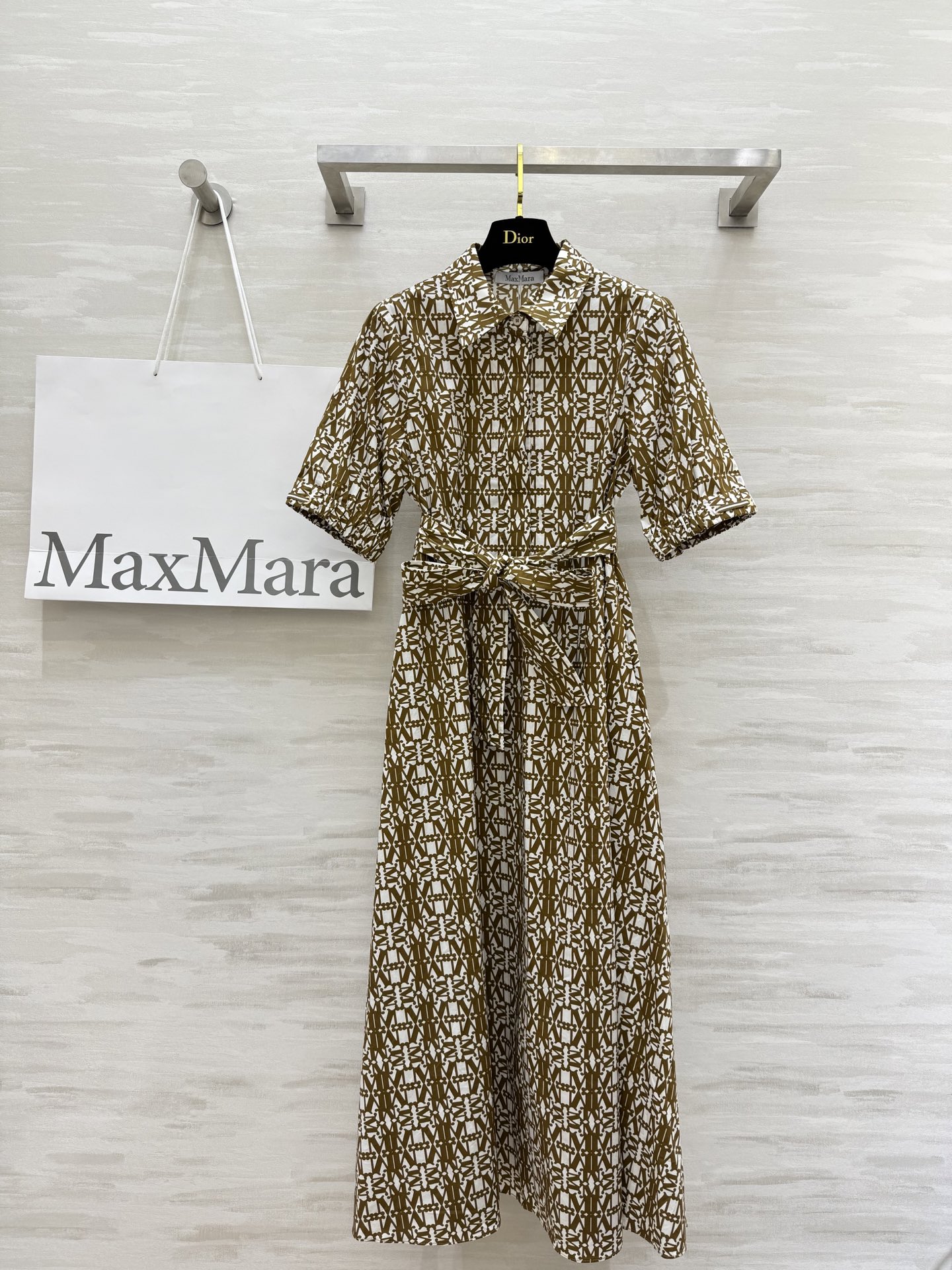 NO:458346,#Maxmar New Mocha color Classic logo printed collar dress Customized lightweight and breathable cotton Classic logo printed fabric Show elegant and elegant texture with flared skirt style Lantern sleeves with tucked rubber reinforcement retro fashion The belt outlines the figure and enhances the tough style Elegant romantic and casual versatile High-quality customization Spot first-time sizeS/M/L (size s size 92, skirt length 122), skirts, alexander wang19860909#Maxmar新款 摩卡色系 经典logo印花衬领连衣裙 定制轻盈透气的棉质 经典logo印花面料 以喇叭裙版型展优雅气质感 灯笼袖配收口橡筋添复古时尚 自带腰带勾勒身材并增硬朗风格 优雅浪漫随性百搭 高品质定制 现货首发sizeS/M/L（s码胸围92,裙长122）,,skirts,alexander wang,Women's clothing