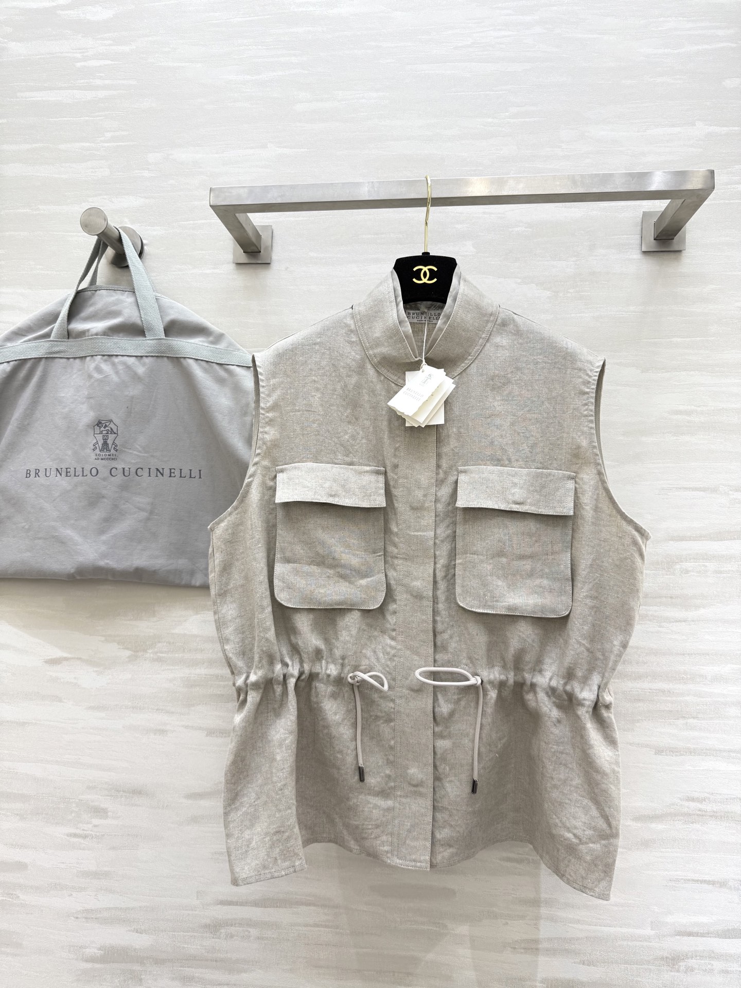 NO:458337,#BC early autumn new style, high-end minimalist style, waist-closing vest, classic style, excellent cut, easy to wear to the right-angle shoulder, drawstring waist-closing method, the whole look is very high-end, wear alone or match with a shirt T-shirt, the upper body is a temperamental girl, high-quality customization, spot first-time sizeS/M/L (size size 114, length 62,,shirts,tees,t-shirt,alexander wang19860909#BC早秋新款 高级极简风 收腰马甲 经典版型整个剪裁很棒 轻松穿出直角肩 抽绳收腰做法整个Look很高级 单穿或者搭配衬衫T恤 上身就是气质女孩 高品质定制 现货首发sizeS/M/L（s码胸围114,衣长62,,shirts,tees，t-shirt,alexander wang,Women's clothing
