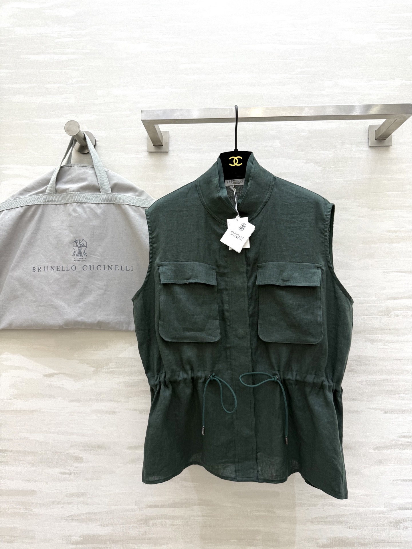 NO:458347,#BC early autumn new style, high-end minimalist style, waist-closing vest, classic style, excellent cut, easy to wear to the right-angle shoulder, drawstring waist-closing method, the whole look is very high-end, wear alone or match with a shirt T-shirt, the upper body is a temperamental girl, high-quality customization, spot first-time sizeS/M/L (size size 114, length 62,,shirts,tees,t-shirt,alexander wang19860909#BC早秋新款 高级极简风 收腰马甲 经典版型整个剪裁很棒 轻松穿出直角肩 抽绳收腰做法整个Look很高级 单穿或者搭配衬衫T恤 上身就是气质女孩 高品质定制 现货首发sizeS/M/L（s码胸围114,衣长62,,shirts,tees，t-shirt,alexander wang,Women's clothing