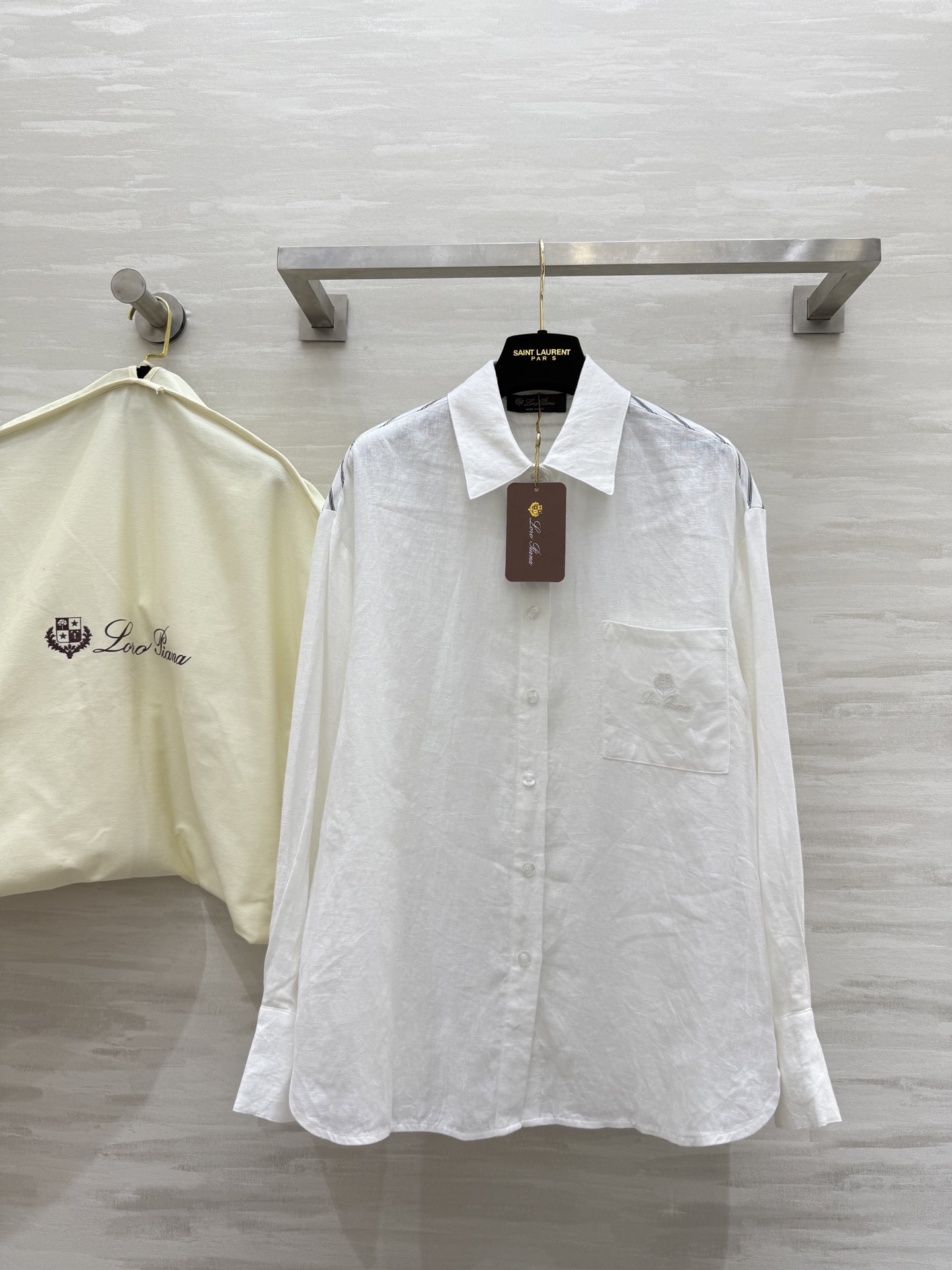 NO:458387,#LP early autumn new cotton and linen shirts with back design splicing stripes Customized cotton and linen fabrics Pocket heavy industry logo embroidery High quality Spot first-time sizeS/M/L (size s size 50 shoulder width, bust 114, 66 length), Loro piano, alexander wang19860909#LP早秋新款 棉麻衬衣 后背设计感拼接条纹 定制棉麻面料 口袋重工logo刺绣 高品质 现货首发sizeS/M/L（s码肩宽50,胸围114,衣长66）,,loro piana,alexander wang,Women's clothing